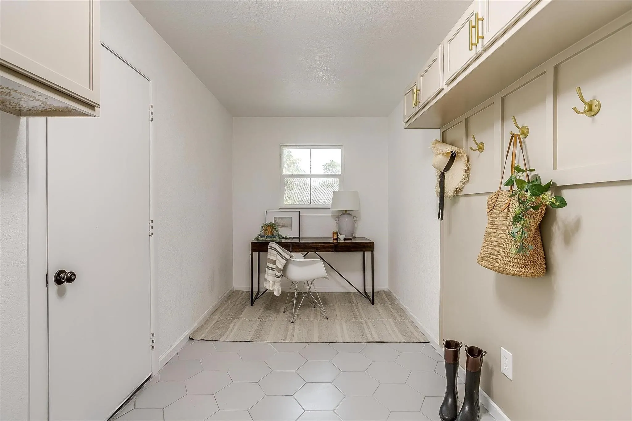 Single Family Residence For Rent in Tarrant County , 1701 Larkspur Drive, Arlington, Texas 76013, 5 Bedroom, 3 Bathroom, 2 Garage spaces, 2,794 Sqft, built in 1964, mls#21379385, Real Estate Agent in Arlington, Homes For Rent in Tarrant county, Homes For Rent in Arlington, Realtor in Arlington Texas, Real Estate Brokerage Independent Realty Texas, Luminita Cordes Realtor