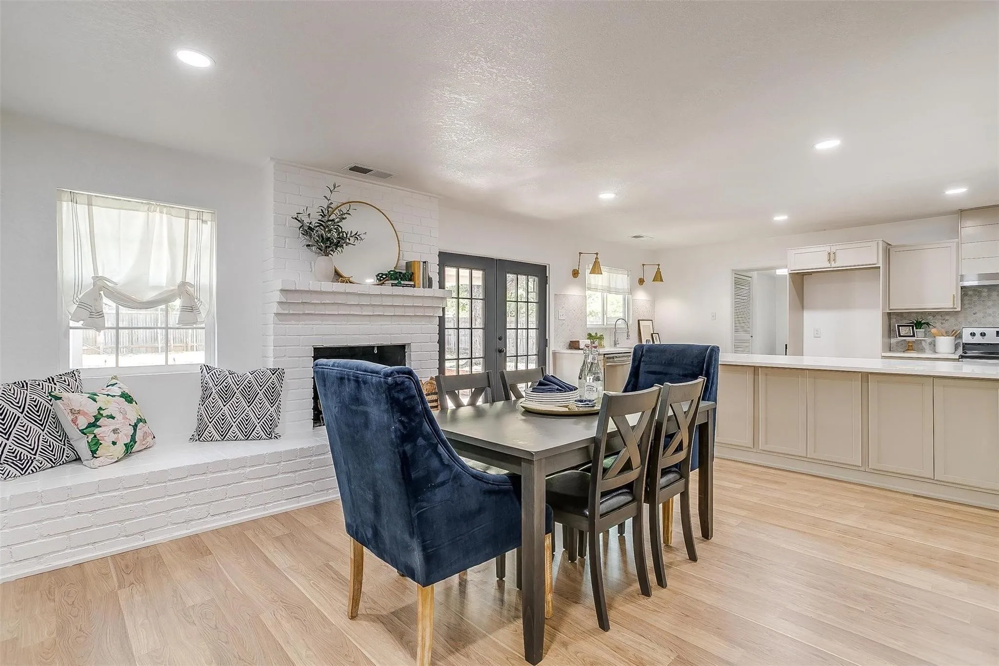 Single Family Residence For Rent in Tarrant County , 1701 Larkspur Drive, Arlington, Texas 76013, 5 Bedroom, 3 Bathroom, 2 Garage spaces, 2,794 Sqft, built in 1964, mls#21379385, Real Estate Agent in Arlington, Homes For Rent in Tarrant county, Homes For Rent in Arlington, Realtor in Arlington Texas, Real Estate Brokerage Independent Realty Texas, Luminita Cordes Realtor