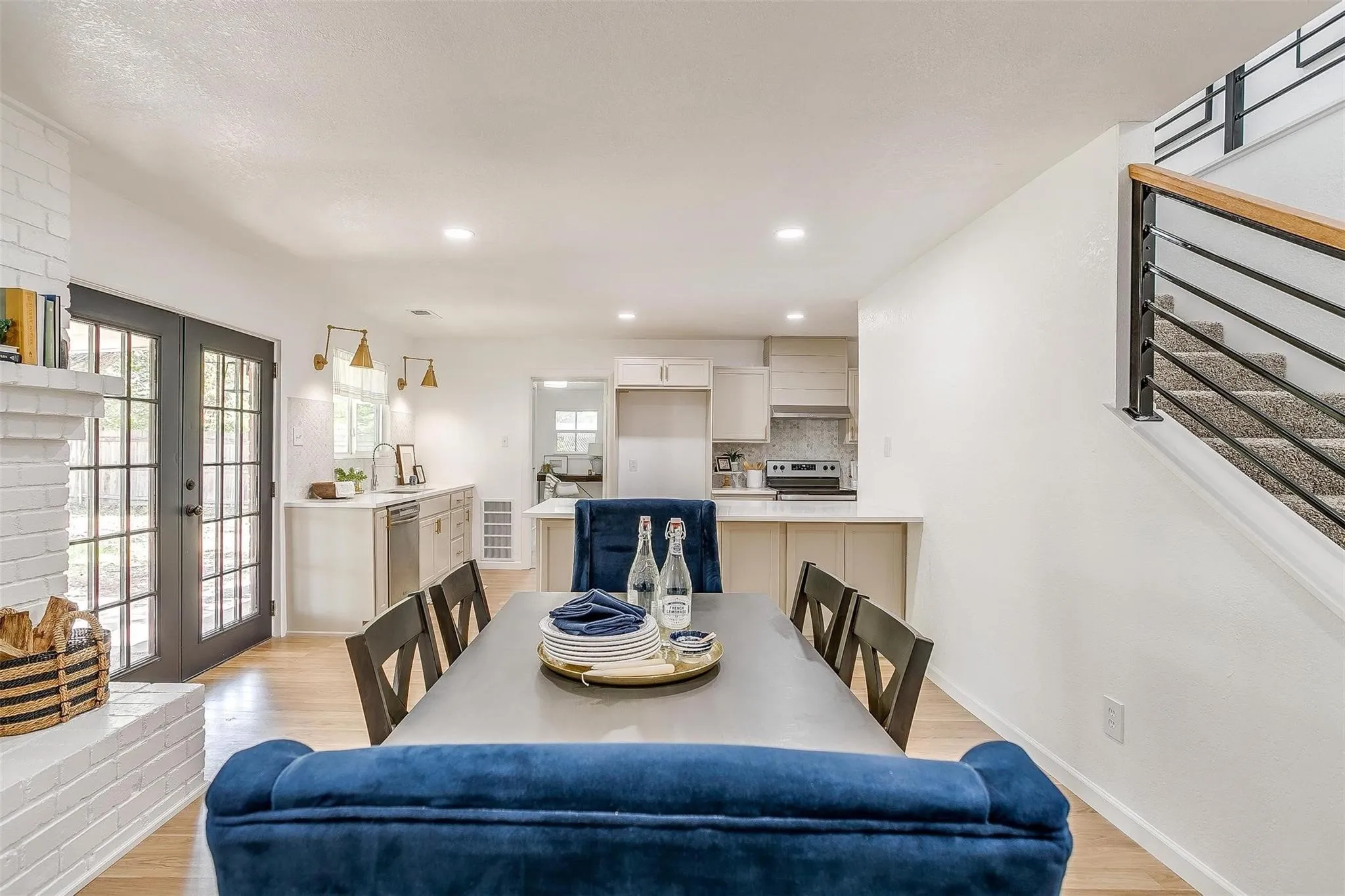 Single Family Residence For Rent in Tarrant County , 1701 Larkspur Drive, Arlington, Texas 76013, 5 Bedroom, 3 Bathroom, 2 Garage spaces, 2,794 Sqft, built in 1964, mls#21379385, Real Estate Agent in Arlington, Homes For Rent in Tarrant county, Homes For Rent in Arlington, Realtor in Arlington Texas, Real Estate Brokerage Independent Realty Texas, Luminita Cordes Realtor