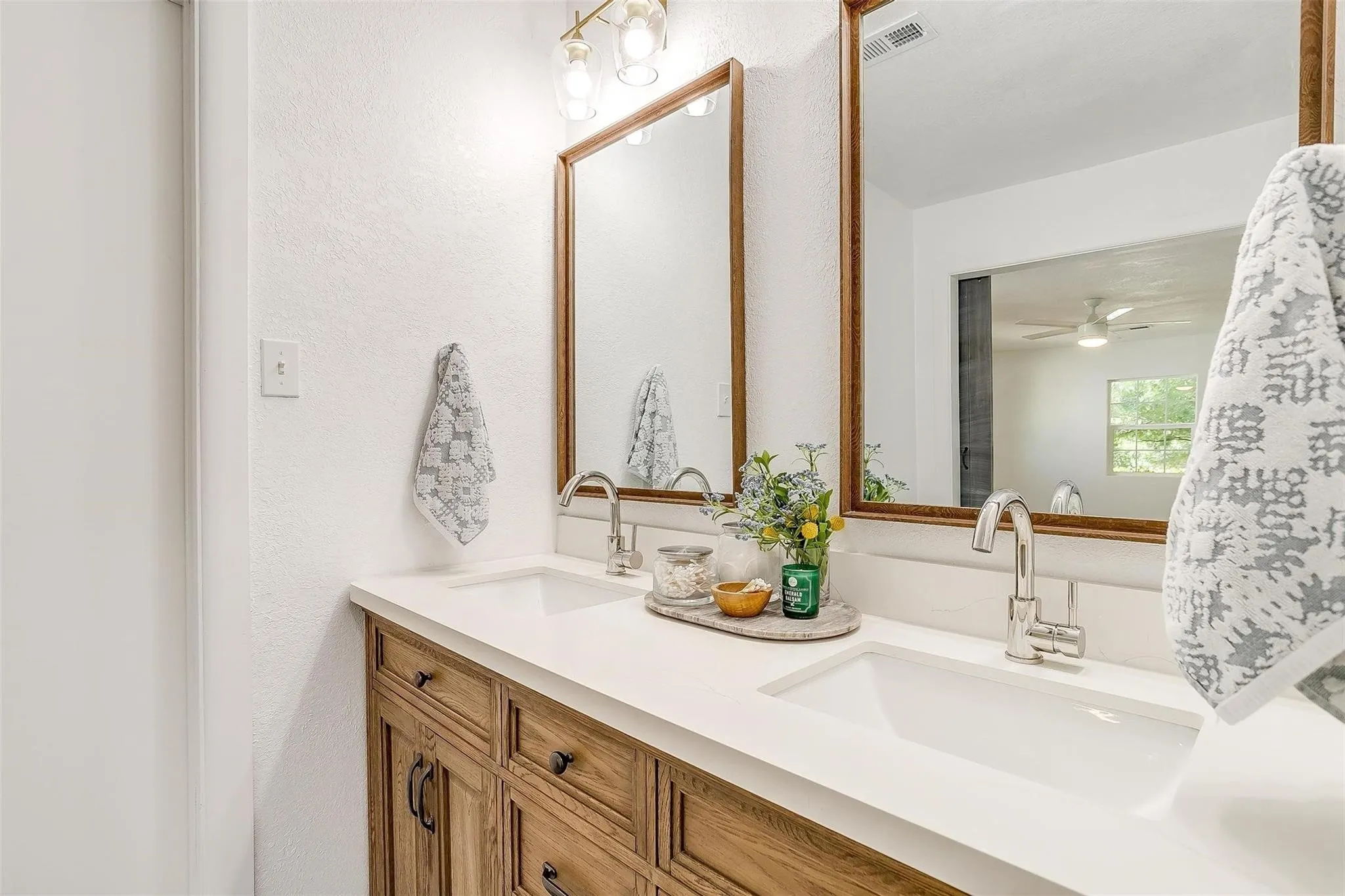 Single Family Residence For Rent in Tarrant County , 1701 Larkspur Drive, Arlington, Texas 76013, 5 Bedroom, 3 Bathroom, 2 Garage spaces, 2,794 Sqft, built in 1964, mls#21379385, Real Estate Agent in Arlington, Homes For Rent in Tarrant county, Homes For Rent in Arlington, Realtor in Arlington Texas, Real Estate Brokerage Independent Realty Texas, Luminita Cordes Realtor