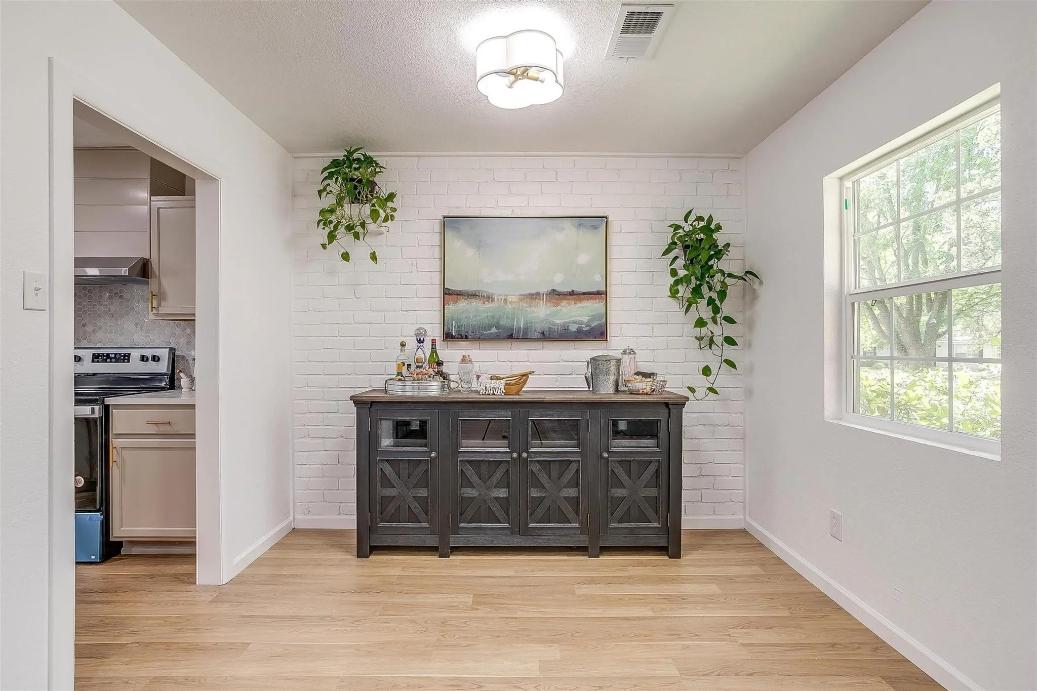 Single Family Residence For Rent in Tarrant County , 1701 Larkspur Drive, Arlington, Texas 76013, 5 Bedroom, 3 Bathroom, 2 Garage spaces, 2,794 Sqft, built in 1964, mls#21379385, Real Estate Agent in Arlington, Homes For Rent in Tarrant county, Homes For Rent in Arlington, Realtor in Arlington Texas, Real Estate Brokerage Independent Realty Texas, Luminita Cordes Realtor