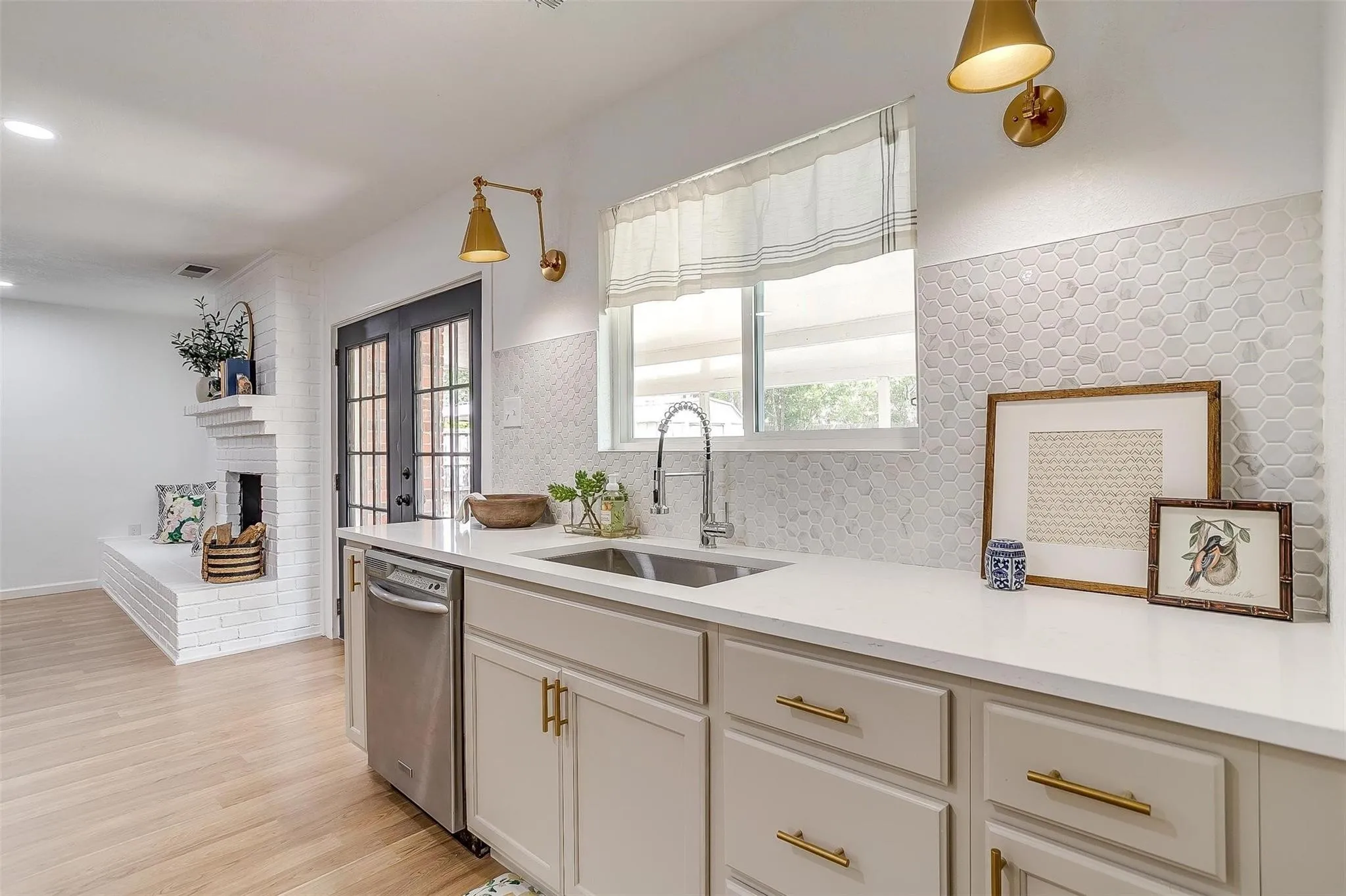 Single Family Residence For Rent in Tarrant County , 1701 Larkspur Drive, Arlington, Texas 76013, 5 Bedroom, 3 Bathroom, 2 Garage spaces, 2,794 Sqft, built in 1964, mls#21379385, Real Estate Agent in Arlington, Homes For Rent in Tarrant county, Homes For Rent in Arlington, Realtor in Arlington Texas, Real Estate Brokerage Independent Realty Texas, Luminita Cordes Realtor