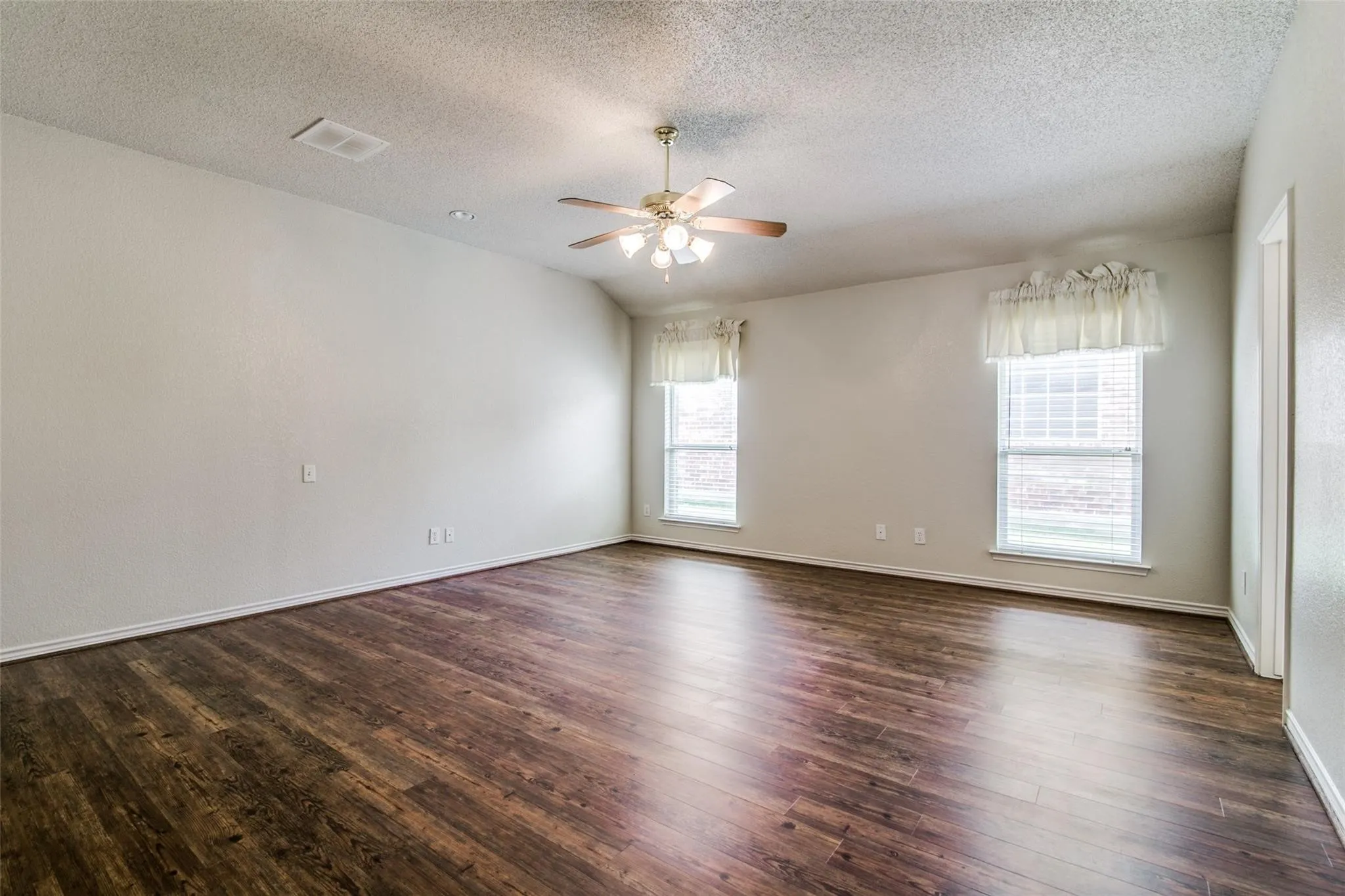 Single Family Residence For Rent in Rockwall County , 616 Big Oak Court, Rockwall, Texas 75087, 4 Bedroom, 2 Bathroom, 2 Garage spaces, 2,116 Sqft, built in 1998, mls#21378681, Real Estate Agent in Rockwall, Homes For Rent in Rockwall county, Homes For Rent in Rockwall, Realtor in Rockwall Texas, Real Estate Brokerage Independent Realty Texas, Luminita Cordes Realtor