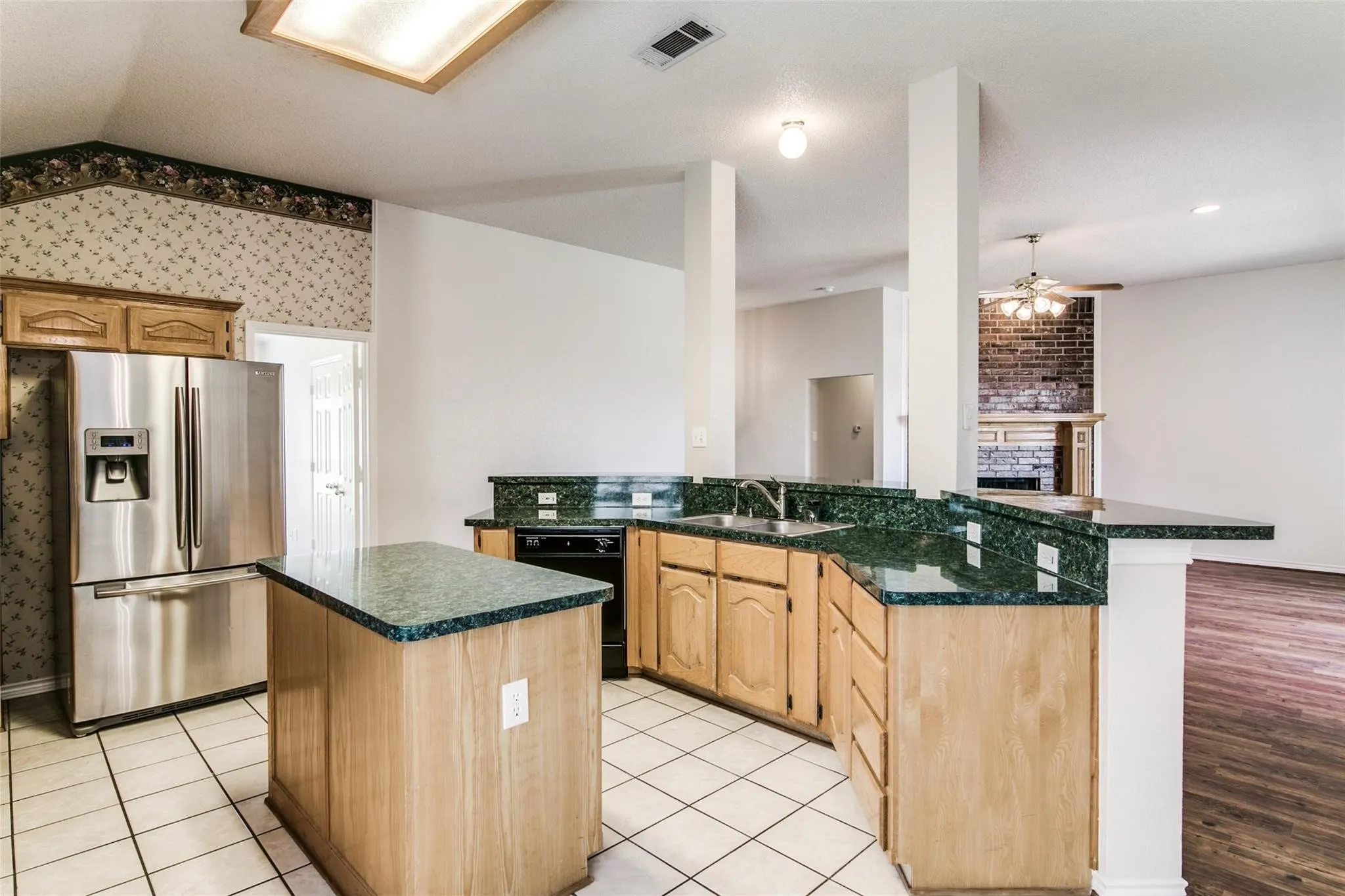 Single Family Residence For Rent in Rockwall County , 616 Big Oak Court, Rockwall, Texas 75087, 4 Bedroom, 2 Bathroom, 2 Garage spaces, 2,116 Sqft, built in 1998, mls#21378681, Real Estate Agent in Rockwall, Homes For Rent in Rockwall county, Homes For Rent in Rockwall, Realtor in Rockwall Texas, Real Estate Brokerage Independent Realty Texas, Luminita Cordes Realtor