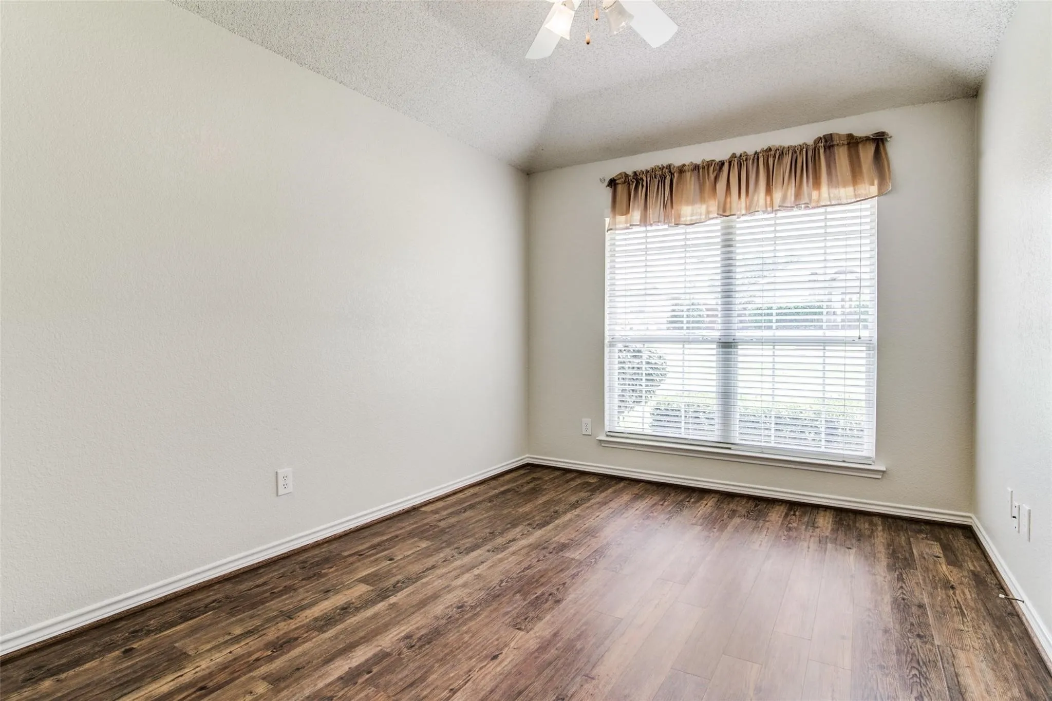 Single Family Residence For Rent in Rockwall County , 616 Big Oak Court, Rockwall, Texas 75087, 4 Bedroom, 2 Bathroom, 2 Garage spaces, 2,116 Sqft, built in 1998, mls#21378681, Real Estate Agent in Rockwall, Homes For Rent in Rockwall county, Homes For Rent in Rockwall, Realtor in Rockwall Texas, Real Estate Brokerage Independent Realty Texas, Luminita Cordes Realtor