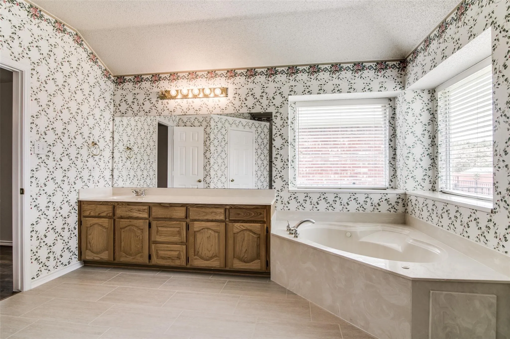 Single Family Residence For Rent in Rockwall County , 616 Big Oak Court, Rockwall, Texas 75087, 4 Bedroom, 2 Bathroom, 2 Garage spaces, 2,116 Sqft, built in 1998, mls#21378681, Real Estate Agent in Rockwall, Homes For Rent in Rockwall county, Homes For Rent in Rockwall, Realtor in Rockwall Texas, Real Estate Brokerage Independent Realty Texas, Luminita Cordes Realtor
