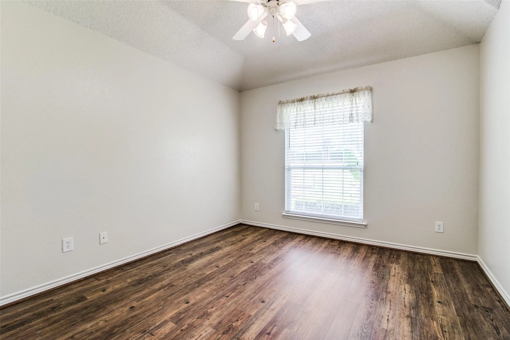 Single Family Residence For Rent in Rockwall County , 616 Big Oak Court, Rockwall, Texas 75087, 4 Bedroom, 2 Bathroom, 2 Garage spaces, 2,116 Sqft, built in 1998, mls#21378681, Real Estate Agent in Rockwall, Homes For Rent in Rockwall county, Homes For Rent in Rockwall, Realtor in Rockwall Texas, Real Estate Brokerage Independent Realty Texas, Luminita Cordes Realtor