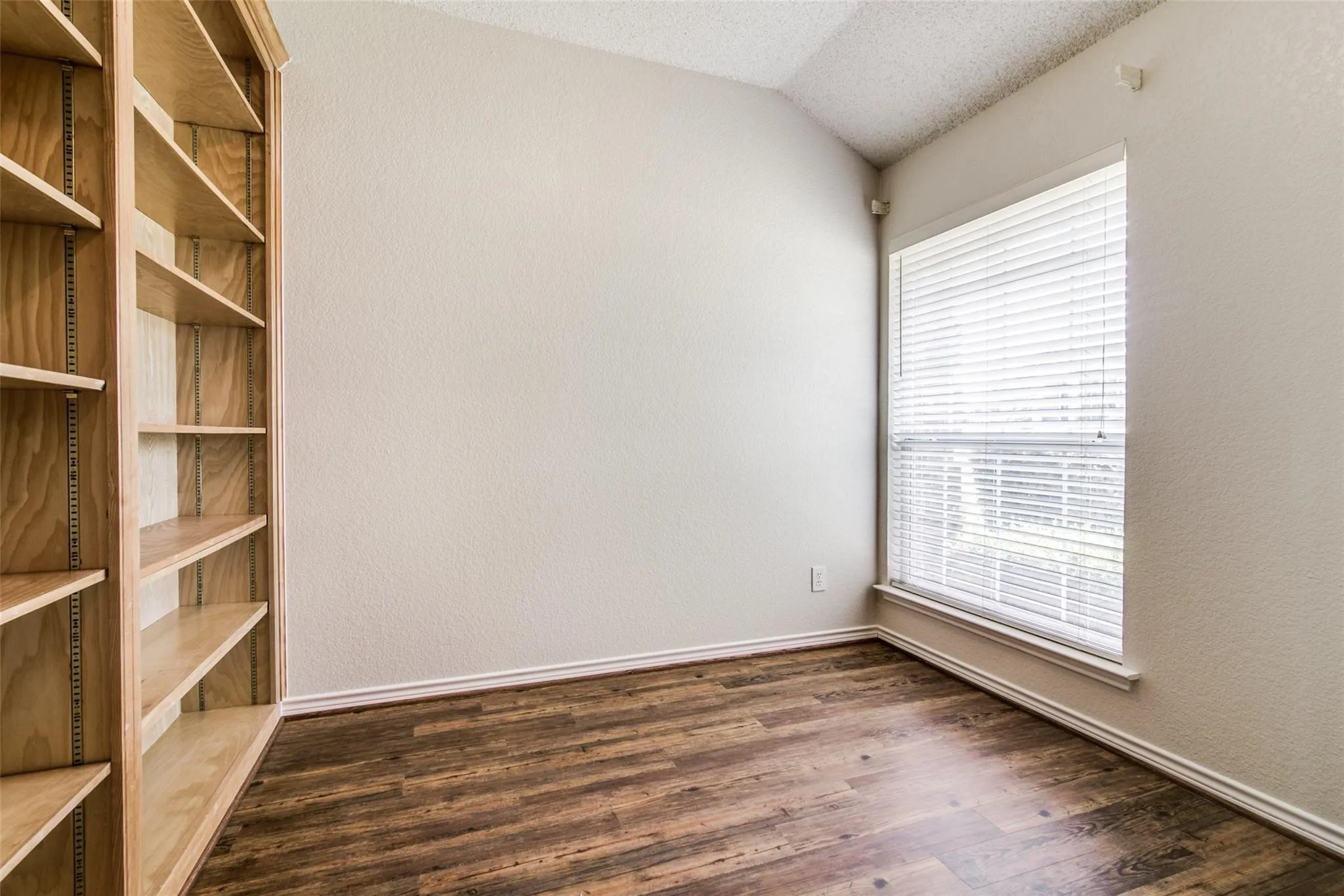Single Family Residence For Rent in Rockwall County , 616 Big Oak Court, Rockwall, Texas 75087, 4 Bedroom, 2 Bathroom, 2 Garage spaces, 2,116 Sqft, built in 1998, mls#21378681, Real Estate Agent in Rockwall, Homes For Rent in Rockwall county, Homes For Rent in Rockwall, Realtor in Rockwall Texas, Real Estate Brokerage Independent Realty Texas, Luminita Cordes Realtor