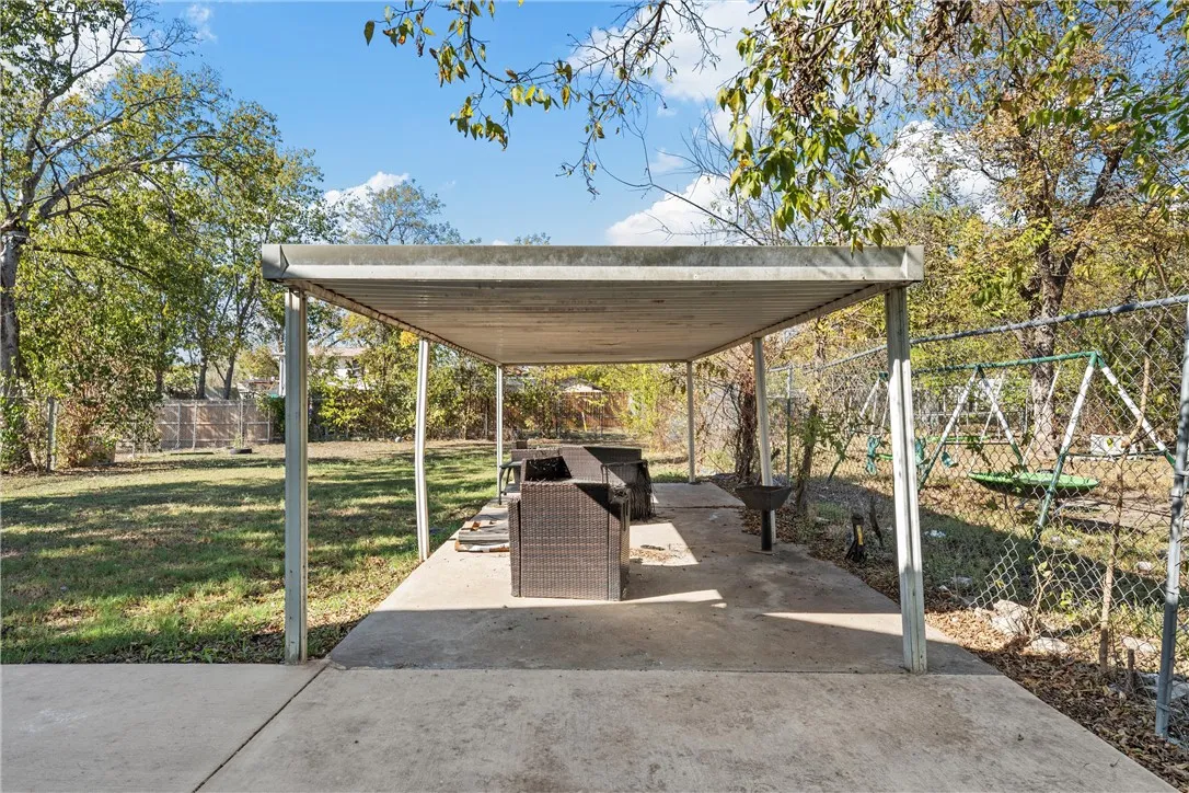 Single Family Residence For Sale in Mc Lennan County , 2021 Gurley Avenue, Waco, Texas 76706, 3 Bedroom, 2 Bathroom, 1 Garage spaces, 1,320 Sqft, built in 1943, mls#21379394, Real Estate Agent in Waco, Homes For Sale in Mc Lennan county, Homes For Sale in Waco, Realtor in Waco Texas, Real Estate Brokerage Independent Realty Texas, Luminita Cordes Realtor