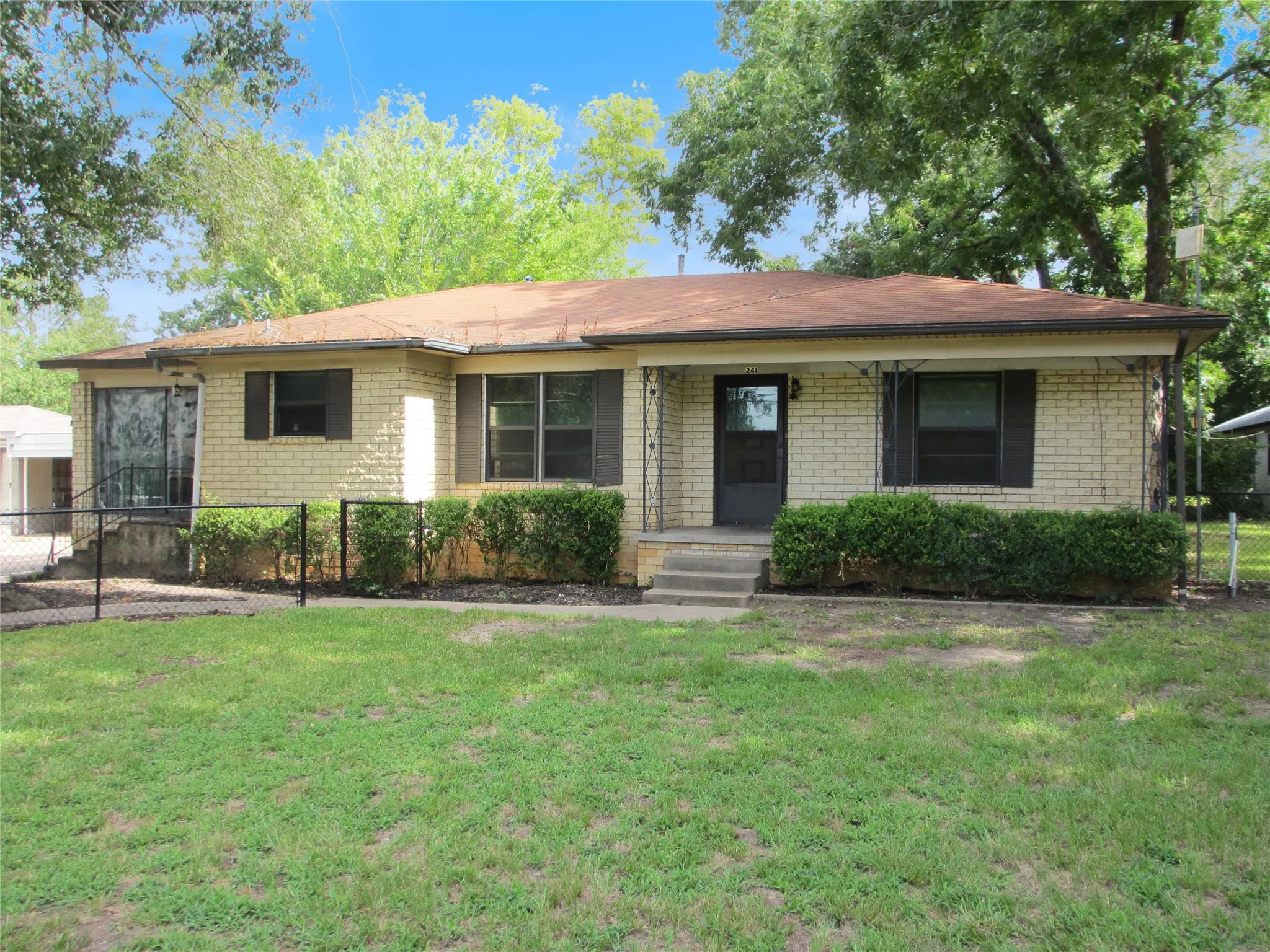 Single Family Residence For Sale in Van Zandt County , 241 E main Street, Van, Texas 75790, 0, 2 Bathroom, Garage spaces, 1,632 Sqft, built in 1965, mls#21379405, Real Estate Agent in Van, Homes For Sale in Van Zandt county, Homes For Sale in Van, Realtor in Van Texas, Real Estate Brokerage Independent Realty Texas, Luminita Cordes Realtor