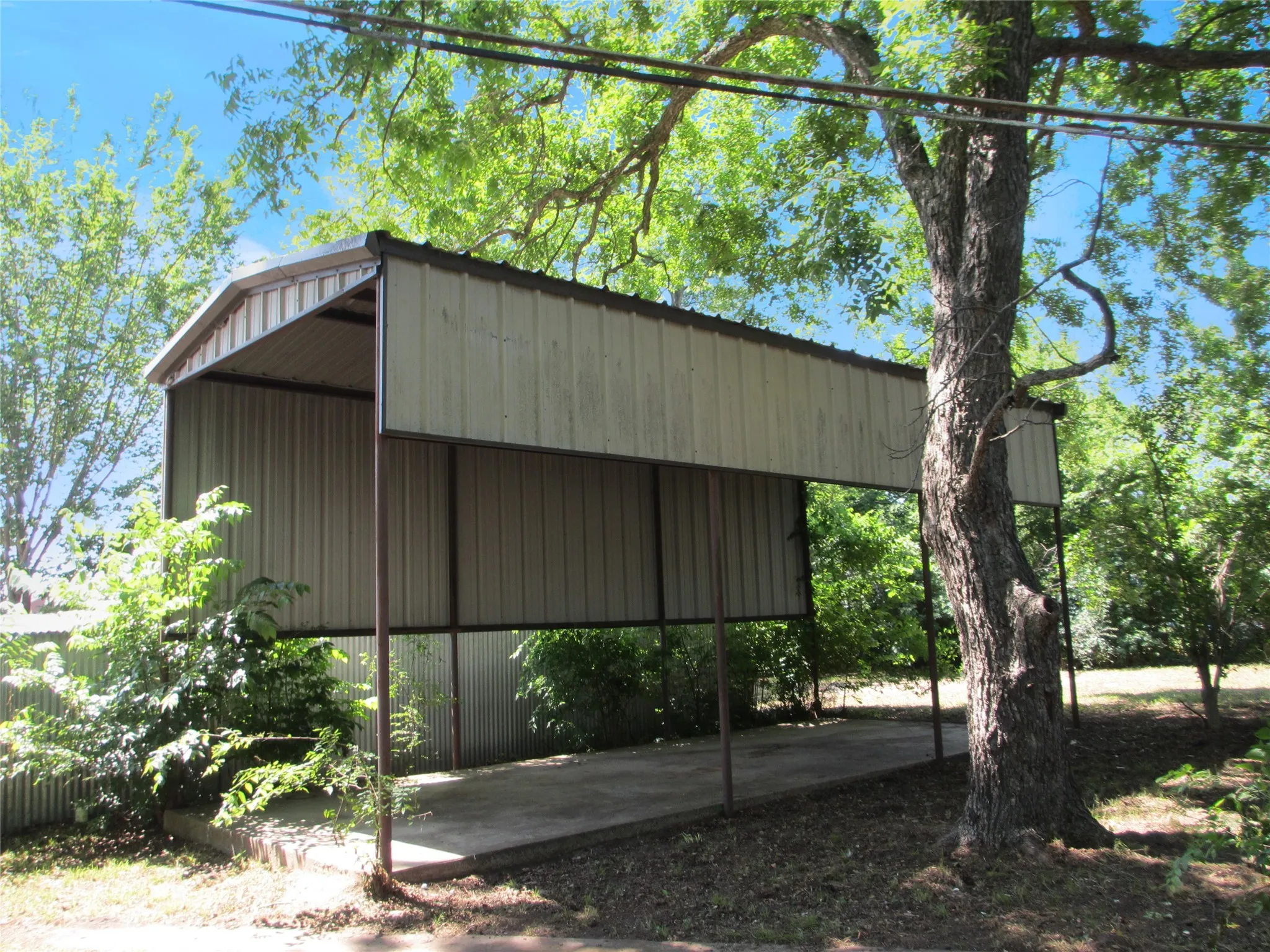 Single Family Residence For Sale in Van Zandt County , 241 E main Street, Van, Texas 75790, 0, 2 Bathroom, Garage spaces, 1,632 Sqft, built in 1965, mls#21379405, Real Estate Agent in Van, Homes For Sale in Van Zandt county, Homes For Sale in Van, Realtor in Van Texas, Real Estate Brokerage Independent Realty Texas, Luminita Cordes Realtor
