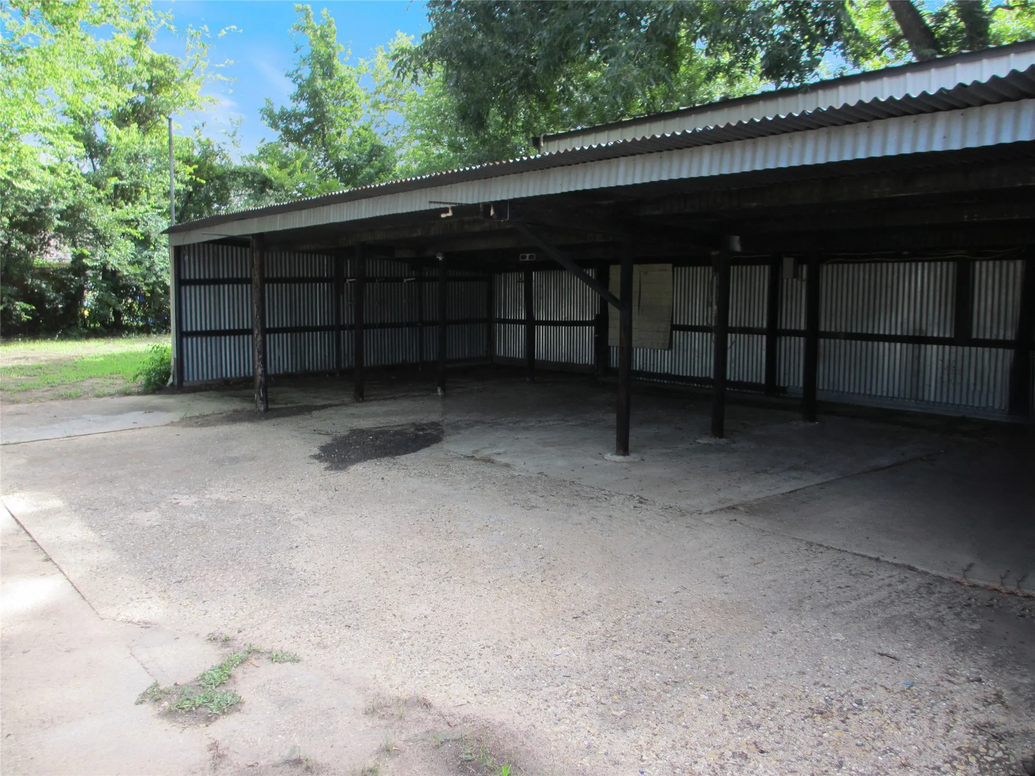 Single Family Residence For Sale in Van Zandt County , 241 E main Street, Van, Texas 75790, 0, 2 Bathroom, Garage spaces, 1,632 Sqft, built in 1965, mls#21379405, Real Estate Agent in Van, Homes For Sale in Van Zandt county, Homes For Sale in Van, Realtor in Van Texas, Real Estate Brokerage Independent Realty Texas, Luminita Cordes Realtor