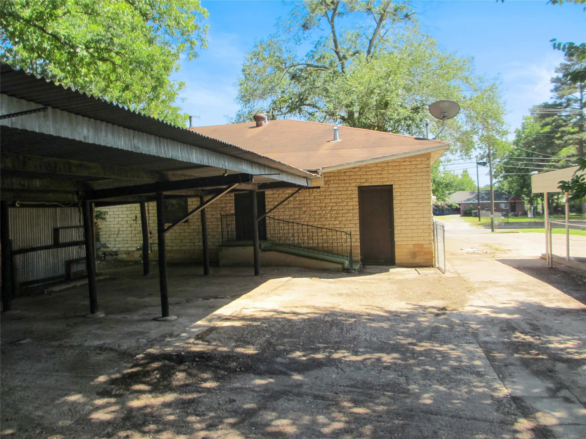 Single Family Residence For Sale in Van Zandt County , 241 E main Street, Van, Texas 75790, 0, 2 Bathroom, Garage spaces, 1,632 Sqft, built in 1965, mls#21379405, Real Estate Agent in Van, Homes For Sale in Van Zandt county, Homes For Sale in Van, Realtor in Van Texas, Real Estate Brokerage Independent Realty Texas, Luminita Cordes Realtor