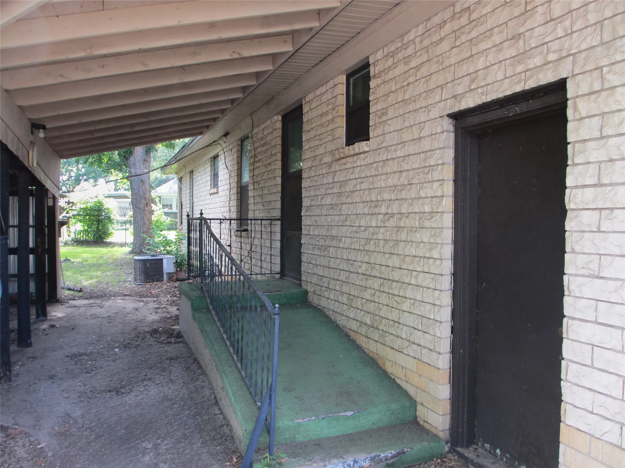 Single Family Residence For Sale in Van Zandt County , 241 E main Street, Van, Texas 75790, 0, 2 Bathroom, Garage spaces, 1,632 Sqft, built in 1965, mls#21379405, Real Estate Agent in Van, Homes For Sale in Van Zandt county, Homes For Sale in Van, Realtor in Van Texas, Real Estate Brokerage Independent Realty Texas, Luminita Cordes Realtor