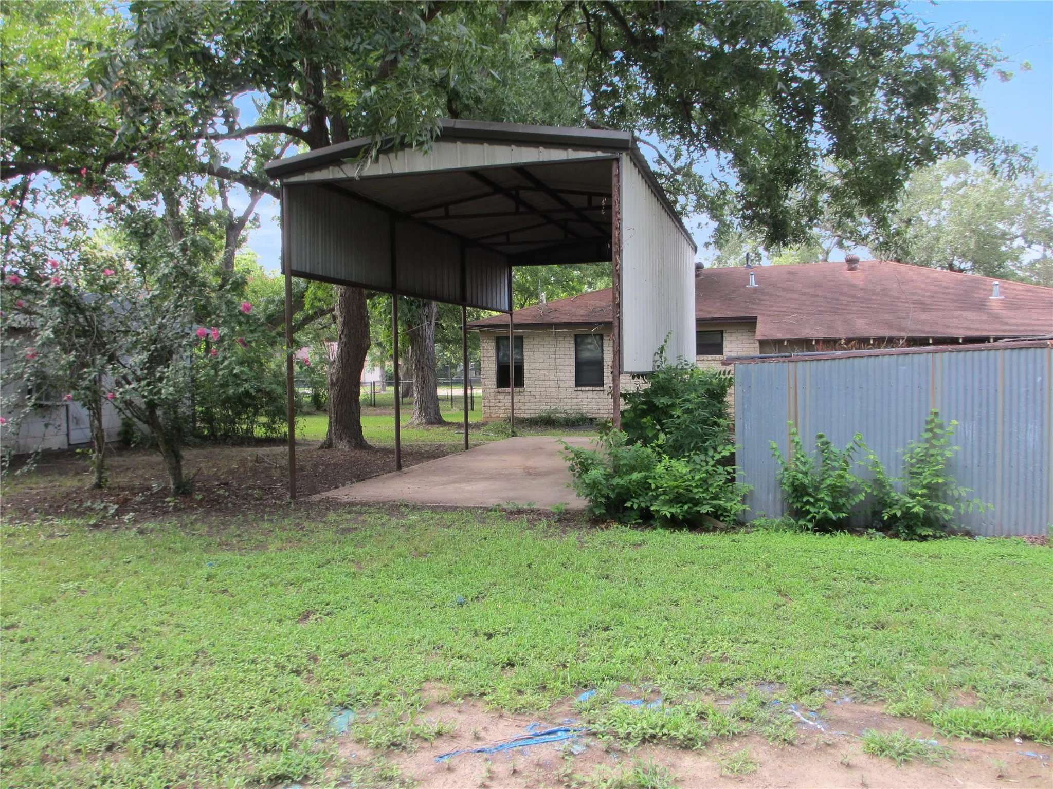 Single Family Residence For Sale in Van Zandt County , 241 E main Street, Van, Texas 75790, 0, 2 Bathroom, Garage spaces, 1,632 Sqft, built in 1965, mls#21379405, Real Estate Agent in Van, Homes For Sale in Van Zandt county, Homes For Sale in Van, Realtor in Van Texas, Real Estate Brokerage Independent Realty Texas, Luminita Cordes Realtor