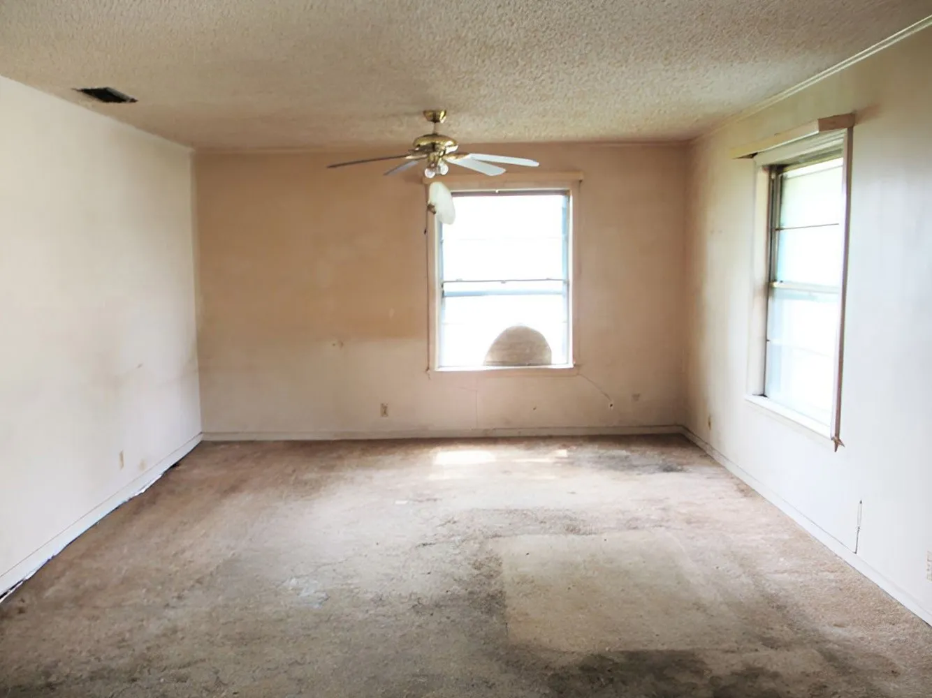 Single Family Residence For Sale in Van Zandt County , 241 E main Street, Van, Texas 75790, 0, 2 Bathroom, Garage spaces, 1,632 Sqft, built in 1965, mls#21379405, Real Estate Agent in Van, Homes For Sale in Van Zandt county, Homes For Sale in Van, Realtor in Van Texas, Real Estate Brokerage Independent Realty Texas, Luminita Cordes Realtor