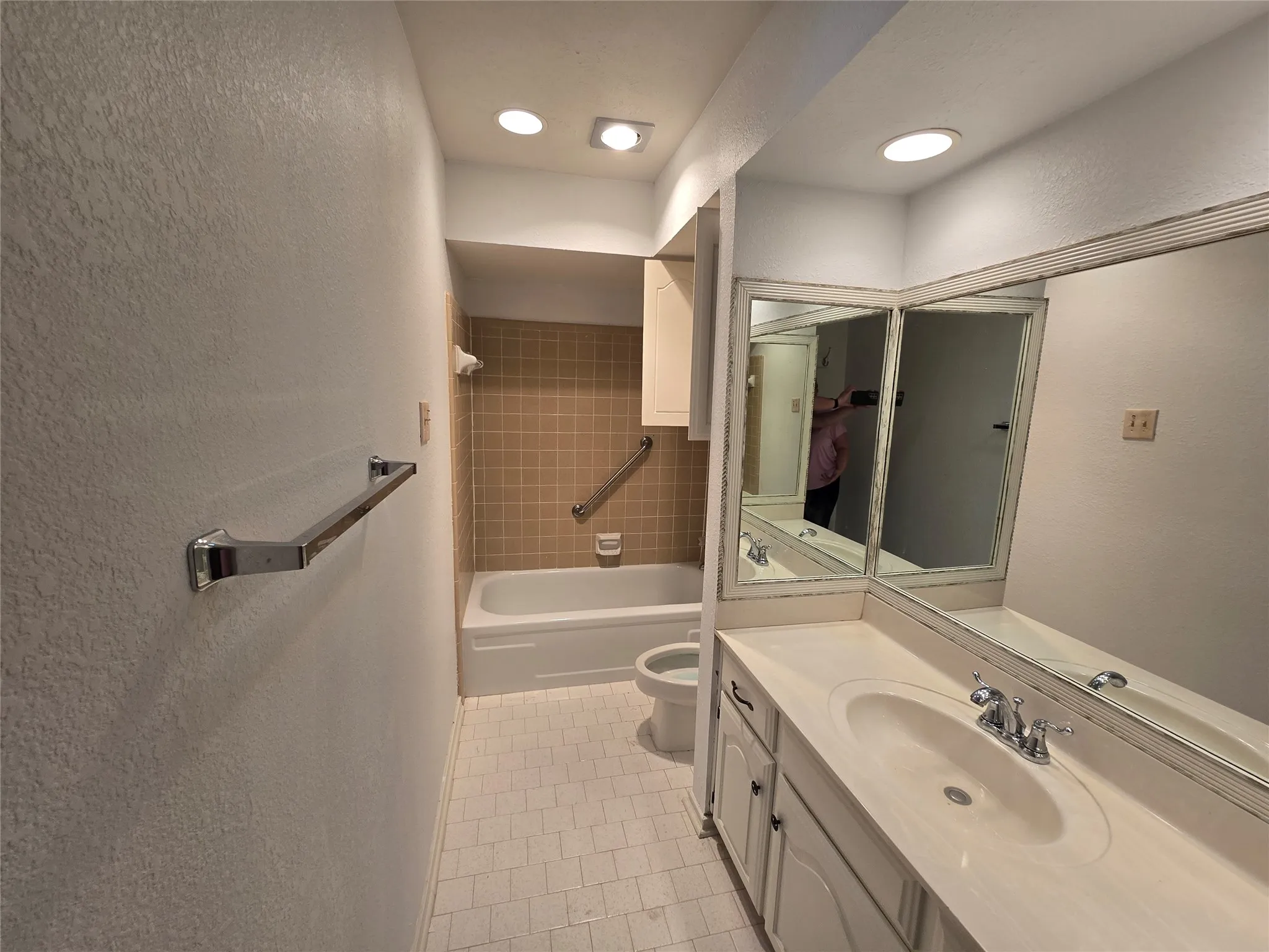 spacious upstairs hall bath with good storage