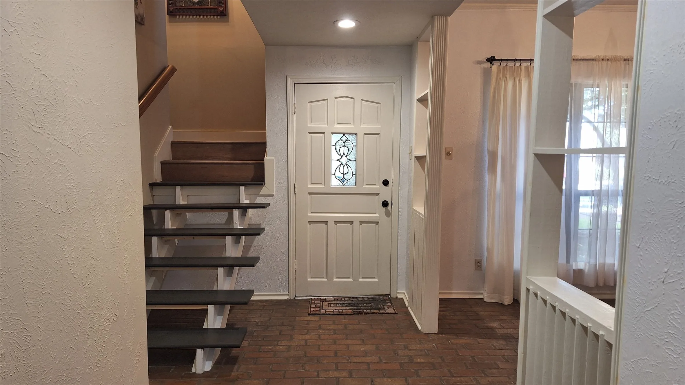 Single Family Residence For Rent in Tarrant County , 2022 Brookside Drive, Grapevine, Texas 76051, 3 Bedroom, 3 Bathroom, 2 Garage spaces, 1,796 Sqft, built in 1979, mls#21374680, Real Estate Agent in Grapevine, Homes For Rent in Tarrant county, Homes For Rent in Grapevine, Realtor in Grapevine Texas, Real Estate Brokerage Independent Realty Texas, Luminita Cordes Realtor