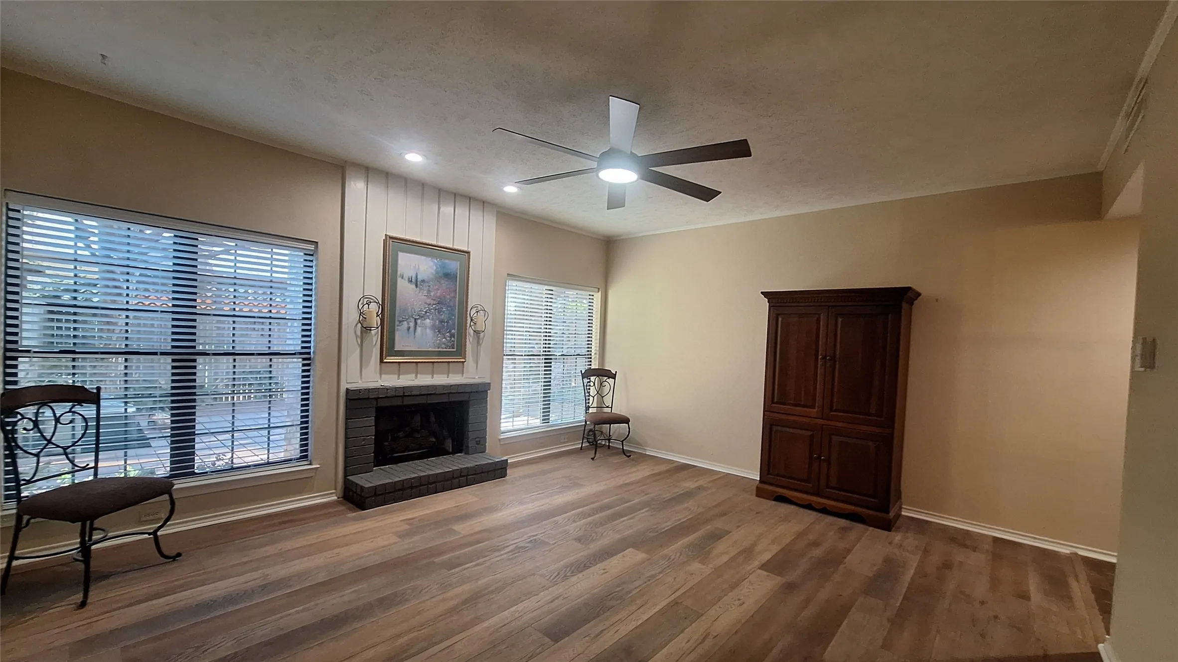 Single Family Residence For Rent in Tarrant County , 2022 Brookside Drive, Grapevine, Texas 76051, 3 Bedroom, 3 Bathroom, 2 Garage spaces, 1,796 Sqft, built in 1979, mls#21374680, Real Estate Agent in Grapevine, Homes For Rent in Tarrant county, Homes For Rent in Grapevine, Realtor in Grapevine Texas, Real Estate Brokerage Independent Realty Texas, Luminita Cordes Realtor