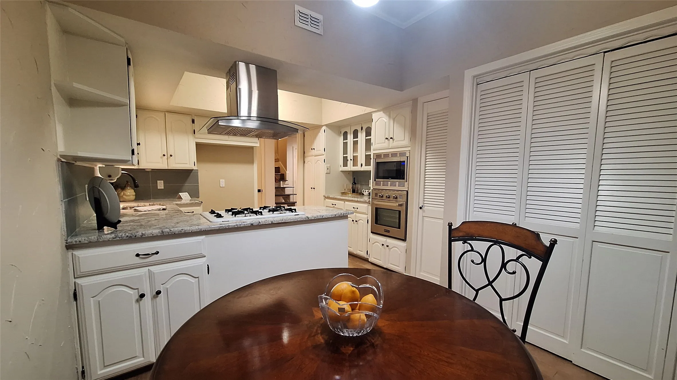 breakfast room view into kitchen, table & 4 chairs can remain or be removed