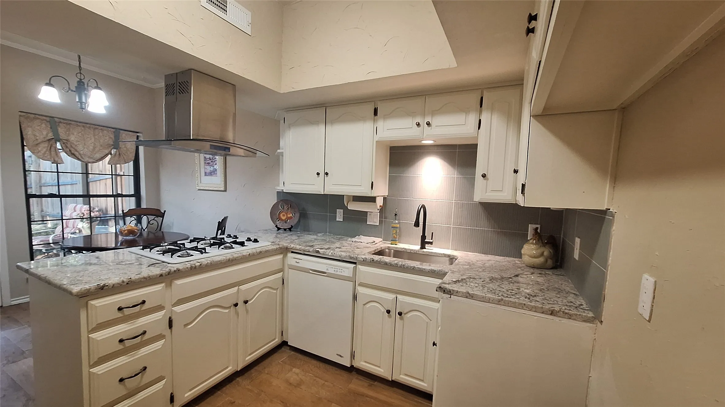 9 drawers, ample cabinet & granite counter space, new stainess fridge delivered 9-21