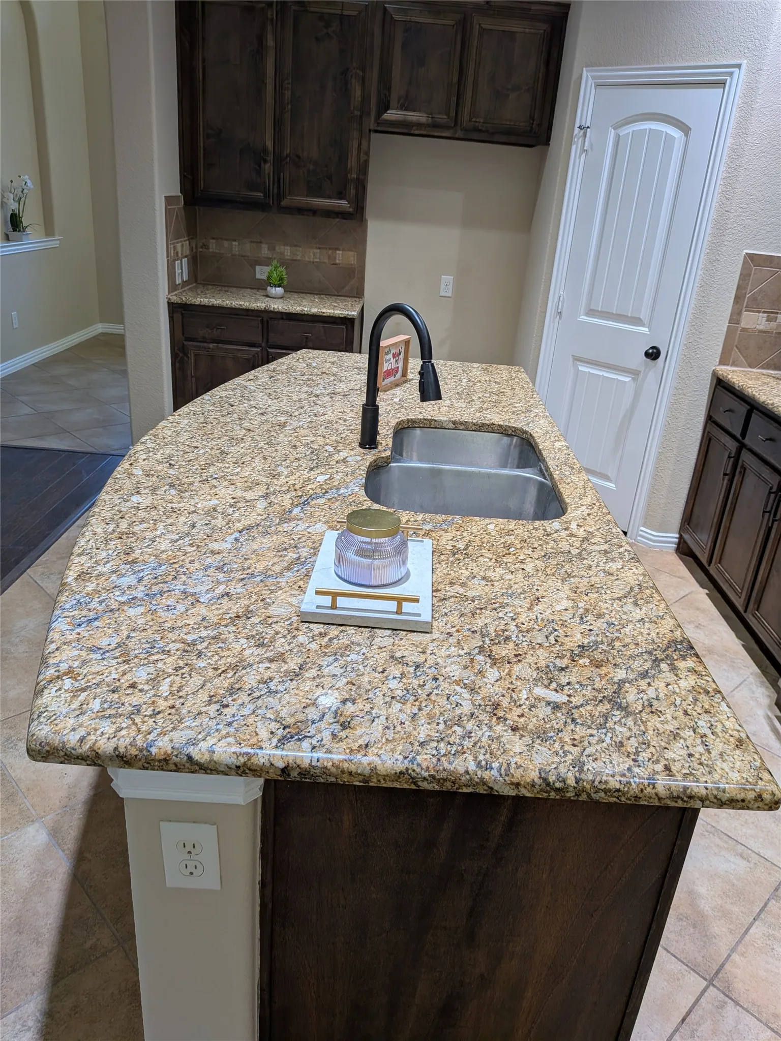Single Family Residence For Sale in Ellis County , 408 Valley Ridge Drive, Red Oak, Texas 75154, 3 Bedroom, 2 Bathroom, 2 Garage spaces, 2,155 Sqft, built in 2013, mls#21379407, Real Estate Agent in Red Oak, Homes For Sale in Ellis county, Homes For Sale in Red Oak, Realtor in Red Oak Texas, Real Estate Brokerage Independent Realty Texas, Luminita Cordes Realtor