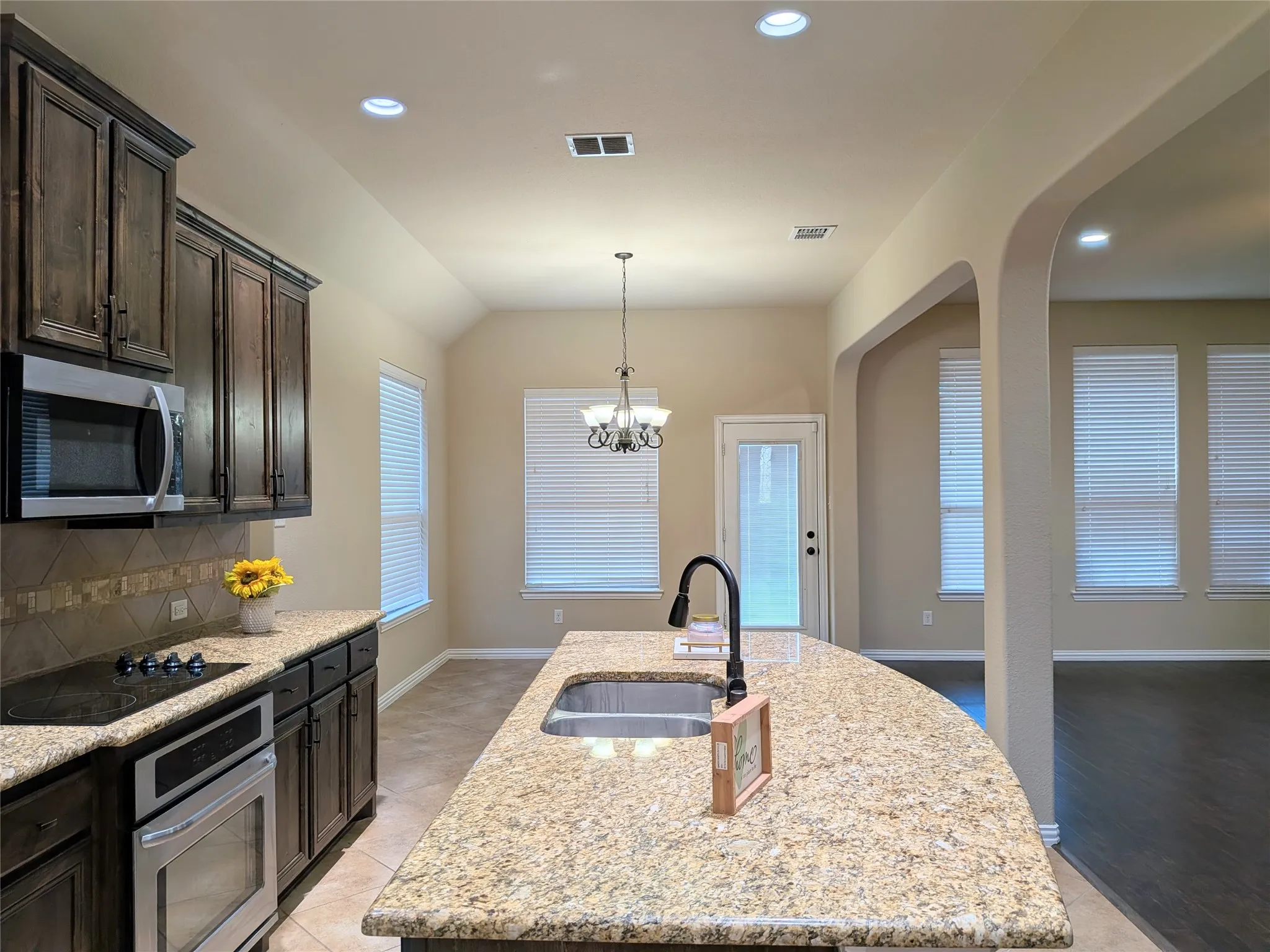 Single Family Residence For Sale in Ellis County , 408 Valley Ridge Drive, Red Oak, Texas 75154, 3 Bedroom, 2 Bathroom, 2 Garage spaces, 2,155 Sqft, built in 2013, mls#21379407, Real Estate Agent in Red Oak, Homes For Sale in Ellis county, Homes For Sale in Red Oak, Realtor in Red Oak Texas, Real Estate Brokerage Independent Realty Texas, Luminita Cordes Realtor