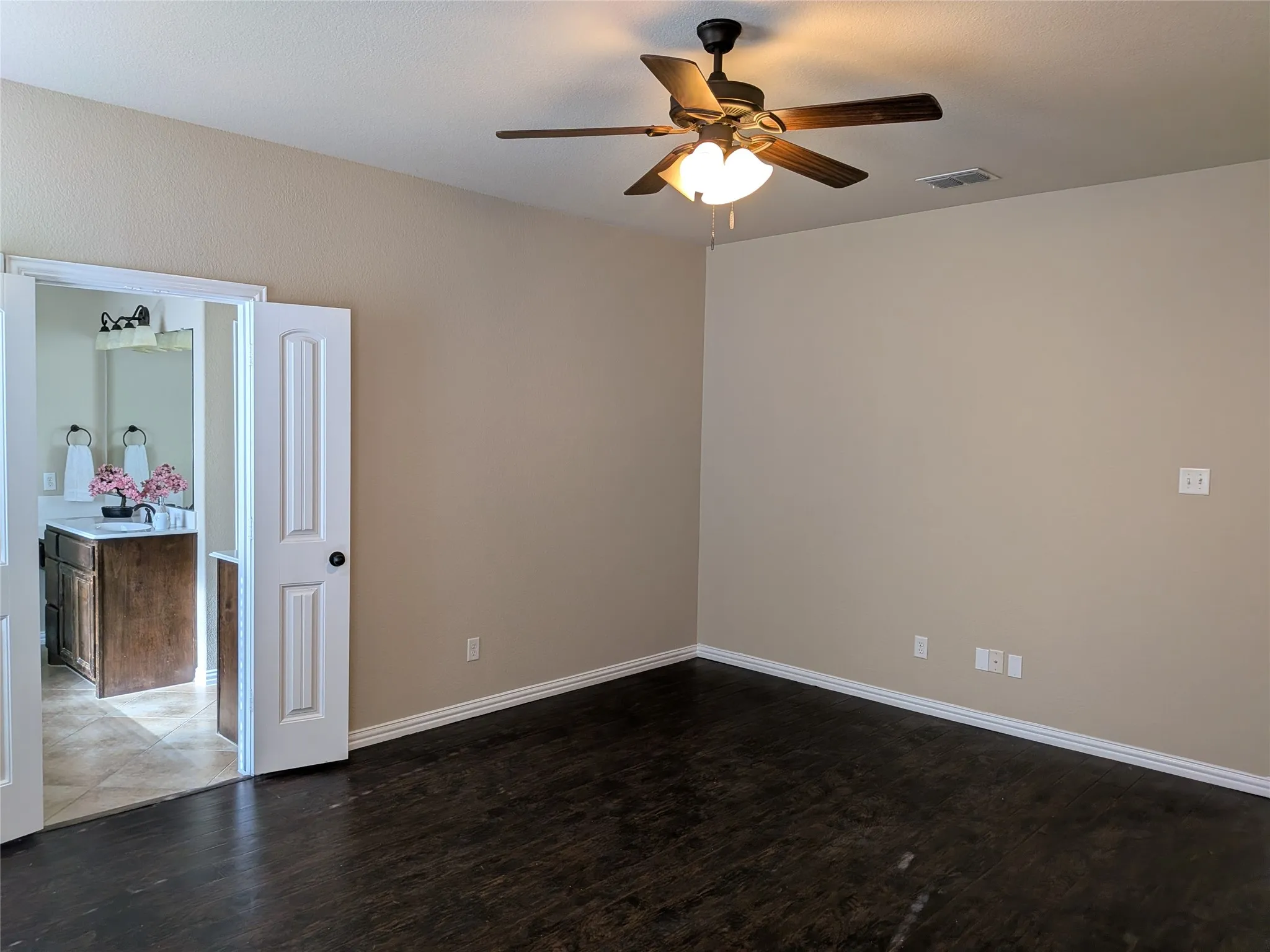Single Family Residence For Sale in Ellis County , 408 Valley Ridge Drive, Red Oak, Texas 75154, 3 Bedroom, 2 Bathroom, 2 Garage spaces, 2,155 Sqft, built in 2013, mls#21379407, Real Estate Agent in Red Oak, Homes For Sale in Ellis county, Homes For Sale in Red Oak, Realtor in Red Oak Texas, Real Estate Brokerage Independent Realty Texas, Luminita Cordes Realtor
