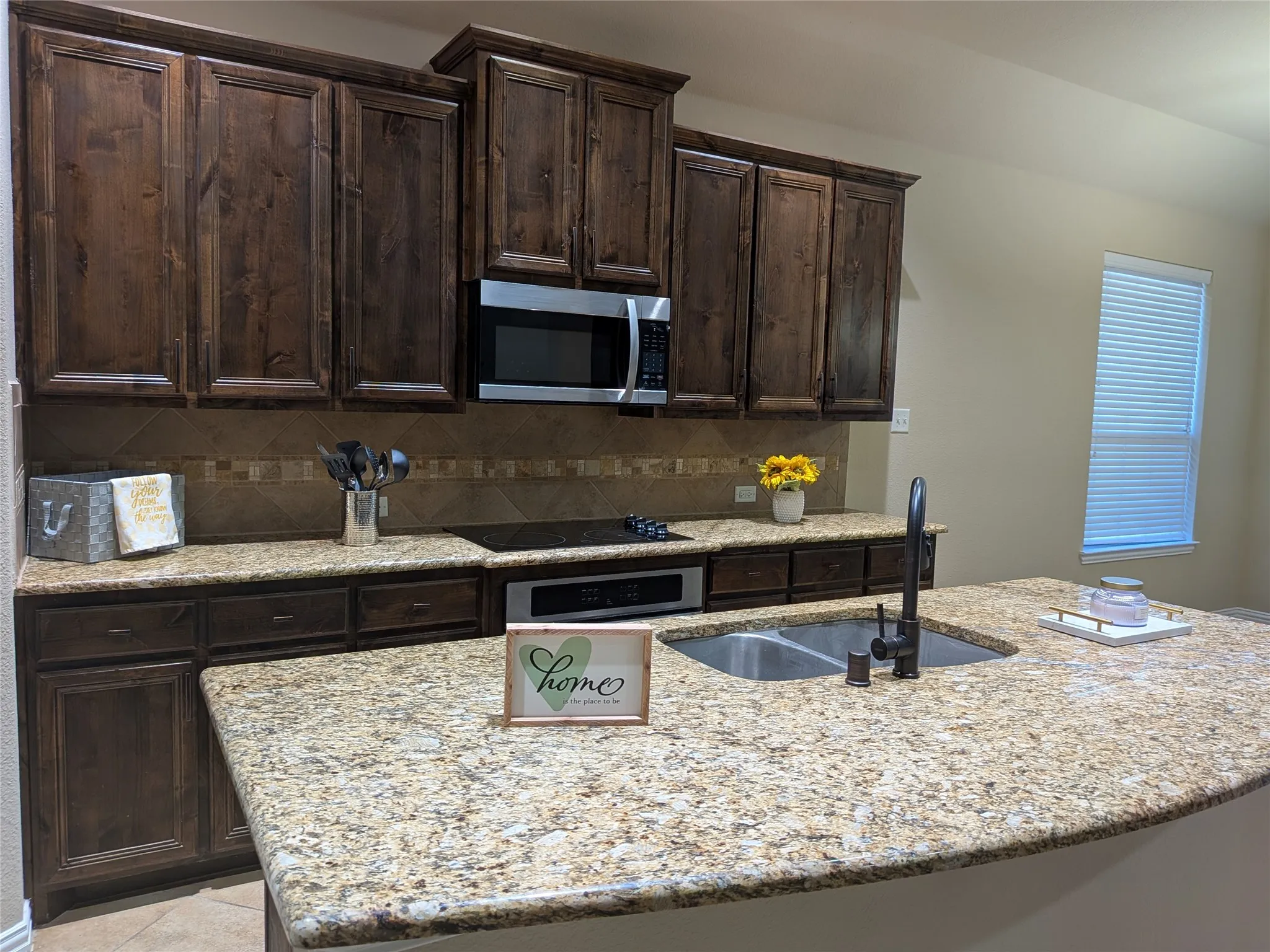 Single Family Residence For Sale in Ellis County , 408 Valley Ridge Drive, Red Oak, Texas 75154, 3 Bedroom, 2 Bathroom, 2 Garage spaces, 2,155 Sqft, built in 2013, mls#21379407, Real Estate Agent in Red Oak, Homes For Sale in Ellis county, Homes For Sale in Red Oak, Realtor in Red Oak Texas, Real Estate Brokerage Independent Realty Texas, Luminita Cordes Realtor