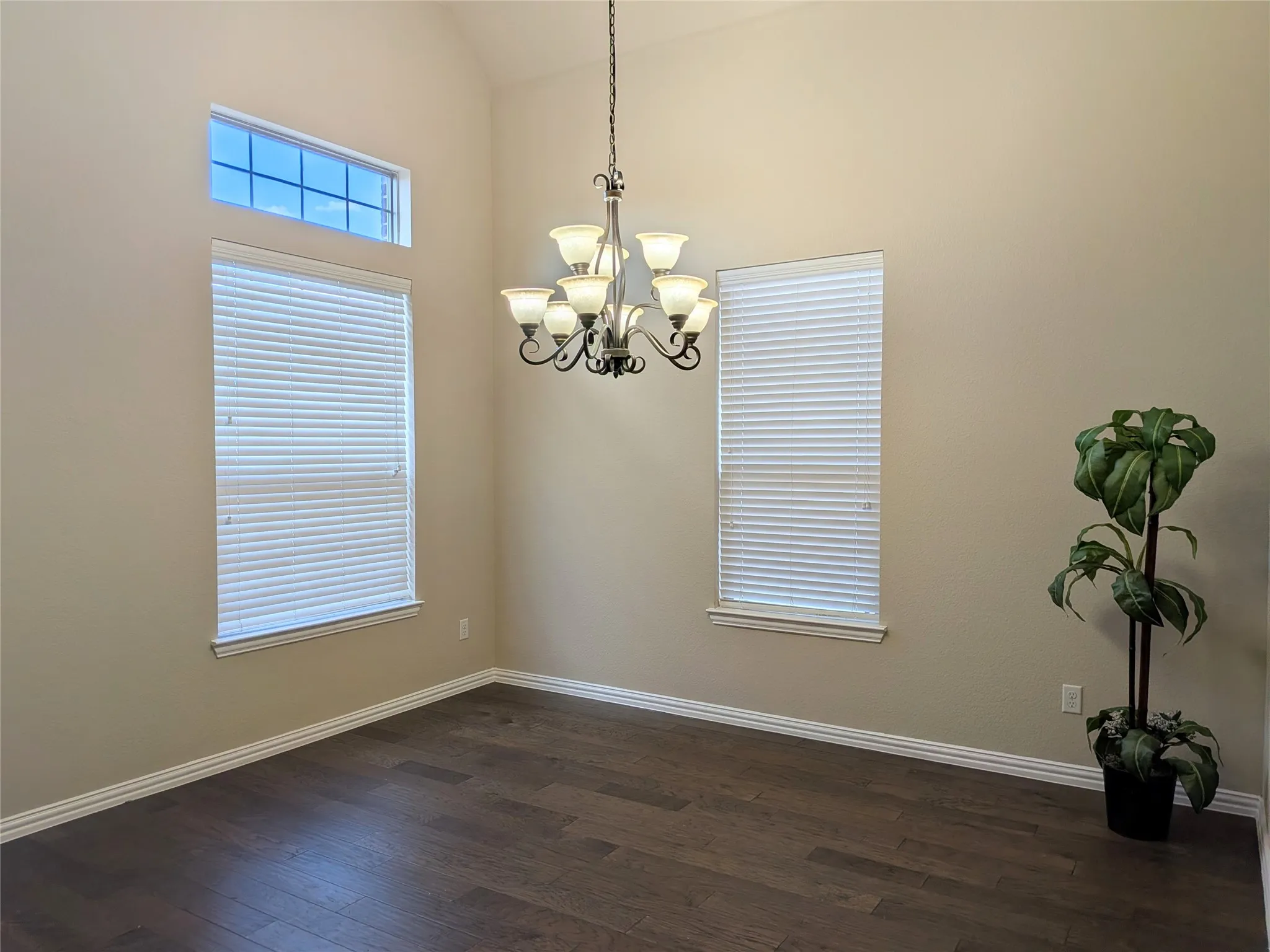 Single Family Residence For Sale in Ellis County , 408 Valley Ridge Drive, Red Oak, Texas 75154, 3 Bedroom, 2 Bathroom, 2 Garage spaces, 2,155 Sqft, built in 2013, mls#21379407, Real Estate Agent in Red Oak, Homes For Sale in Ellis county, Homes For Sale in Red Oak, Realtor in Red Oak Texas, Real Estate Brokerage Independent Realty Texas, Luminita Cordes Realtor
