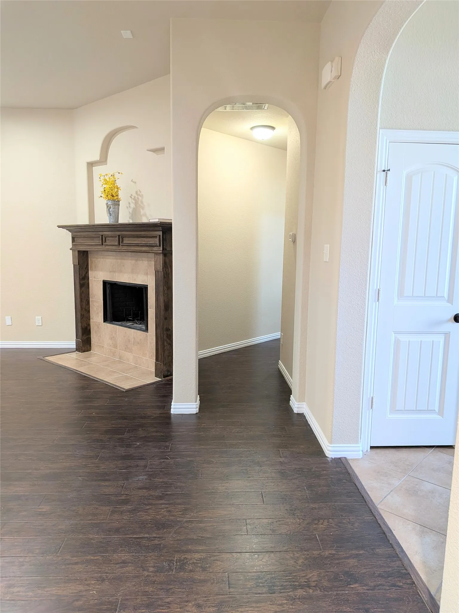 Single Family Residence For Sale in Ellis County , 408 Valley Ridge Drive, Red Oak, Texas 75154, 3 Bedroom, 2 Bathroom, 2 Garage spaces, 2,155 Sqft, built in 2013, mls#21379407, Real Estate Agent in Red Oak, Homes For Sale in Ellis county, Homes For Sale in Red Oak, Realtor in Red Oak Texas, Real Estate Brokerage Independent Realty Texas, Luminita Cordes Realtor