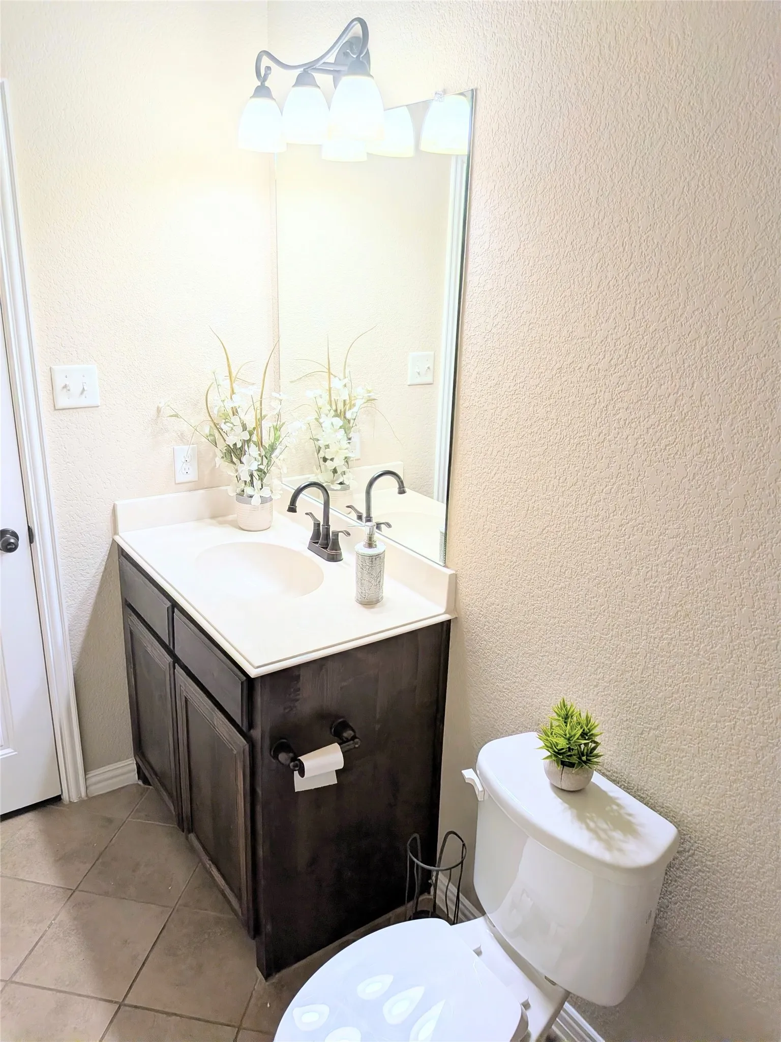 Single Family Residence For Sale in Ellis County , 408 Valley Ridge Drive, Red Oak, Texas 75154, 3 Bedroom, 2 Bathroom, 2 Garage spaces, 2,155 Sqft, built in 2013, mls#21379407, Real Estate Agent in Red Oak, Homes For Sale in Ellis county, Homes For Sale in Red Oak, Realtor in Red Oak Texas, Real Estate Brokerage Independent Realty Texas, Luminita Cordes Realtor