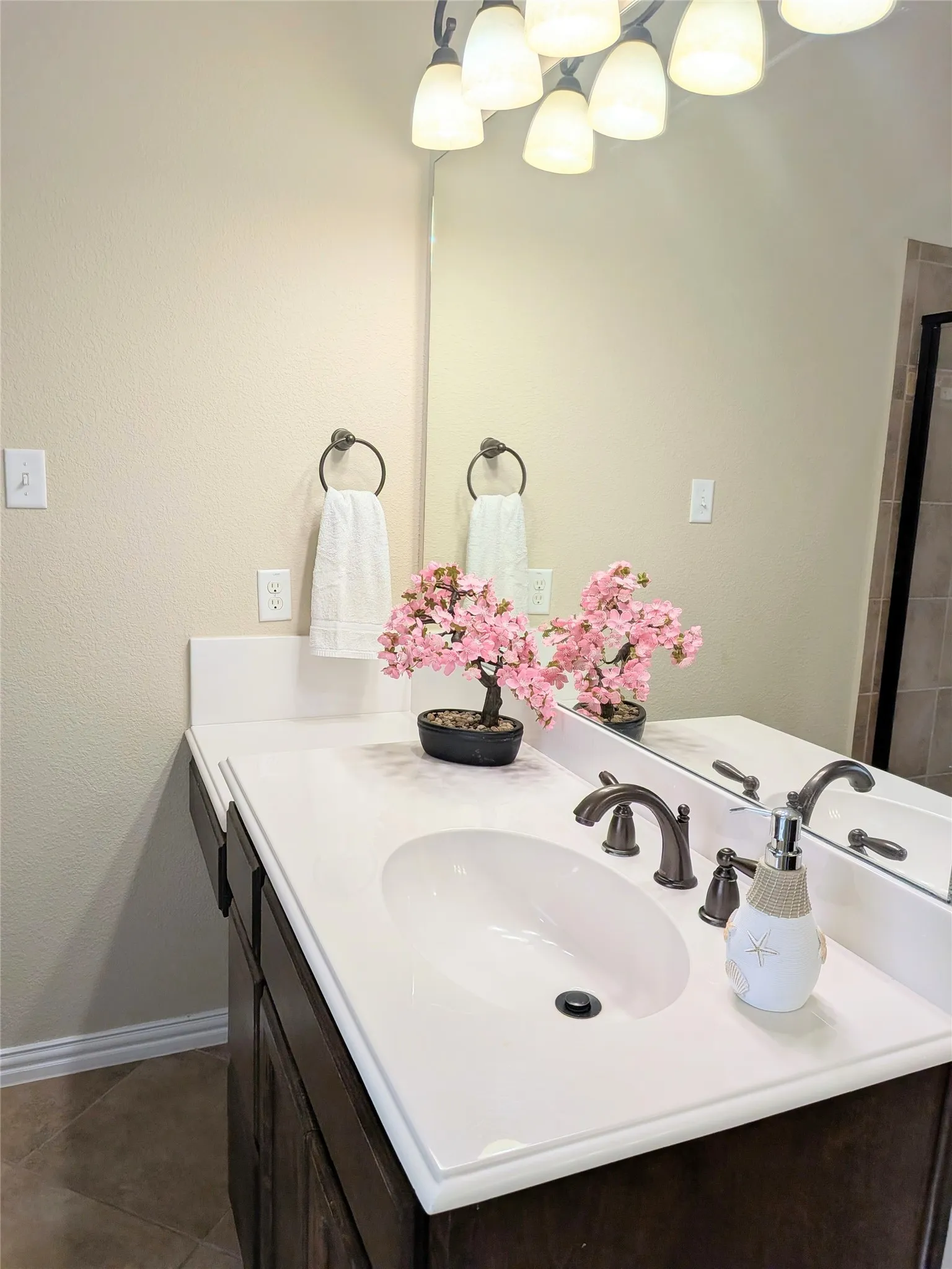 Single Family Residence For Sale in Ellis County , 408 Valley Ridge Drive, Red Oak, Texas 75154, 3 Bedroom, 2 Bathroom, 2 Garage spaces, 2,155 Sqft, built in 2013, mls#21379407, Real Estate Agent in Red Oak, Homes For Sale in Ellis county, Homes For Sale in Red Oak, Realtor in Red Oak Texas, Real Estate Brokerage Independent Realty Texas, Luminita Cordes Realtor