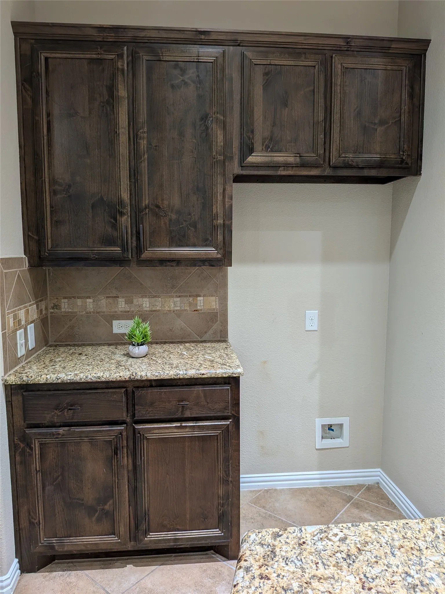 Single Family Residence For Sale in Ellis County , 408 Valley Ridge Drive, Red Oak, Texas 75154, 3 Bedroom, 2 Bathroom, 2 Garage spaces, 2,155 Sqft, built in 2013, mls#21379407, Real Estate Agent in Red Oak, Homes For Sale in Ellis county, Homes For Sale in Red Oak, Realtor in Red Oak Texas, Real Estate Brokerage Independent Realty Texas, Luminita Cordes Realtor