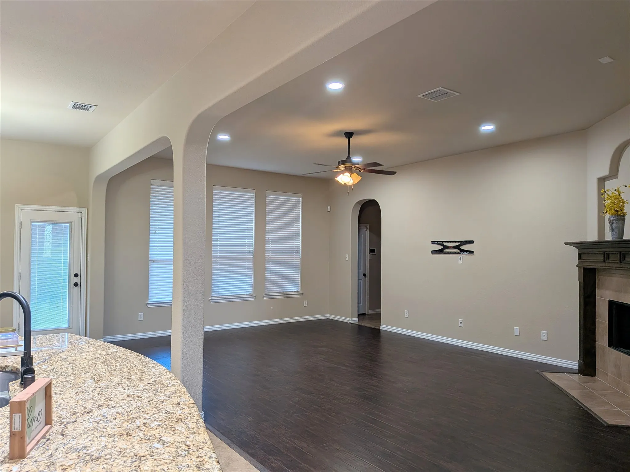 Single Family Residence For Sale in Ellis County , 408 Valley Ridge Drive, Red Oak, Texas 75154, 3 Bedroom, 2 Bathroom, 2 Garage spaces, 2,155 Sqft, built in 2013, mls#21379407, Real Estate Agent in Red Oak, Homes For Sale in Ellis county, Homes For Sale in Red Oak, Realtor in Red Oak Texas, Real Estate Brokerage Independent Realty Texas, Luminita Cordes Realtor