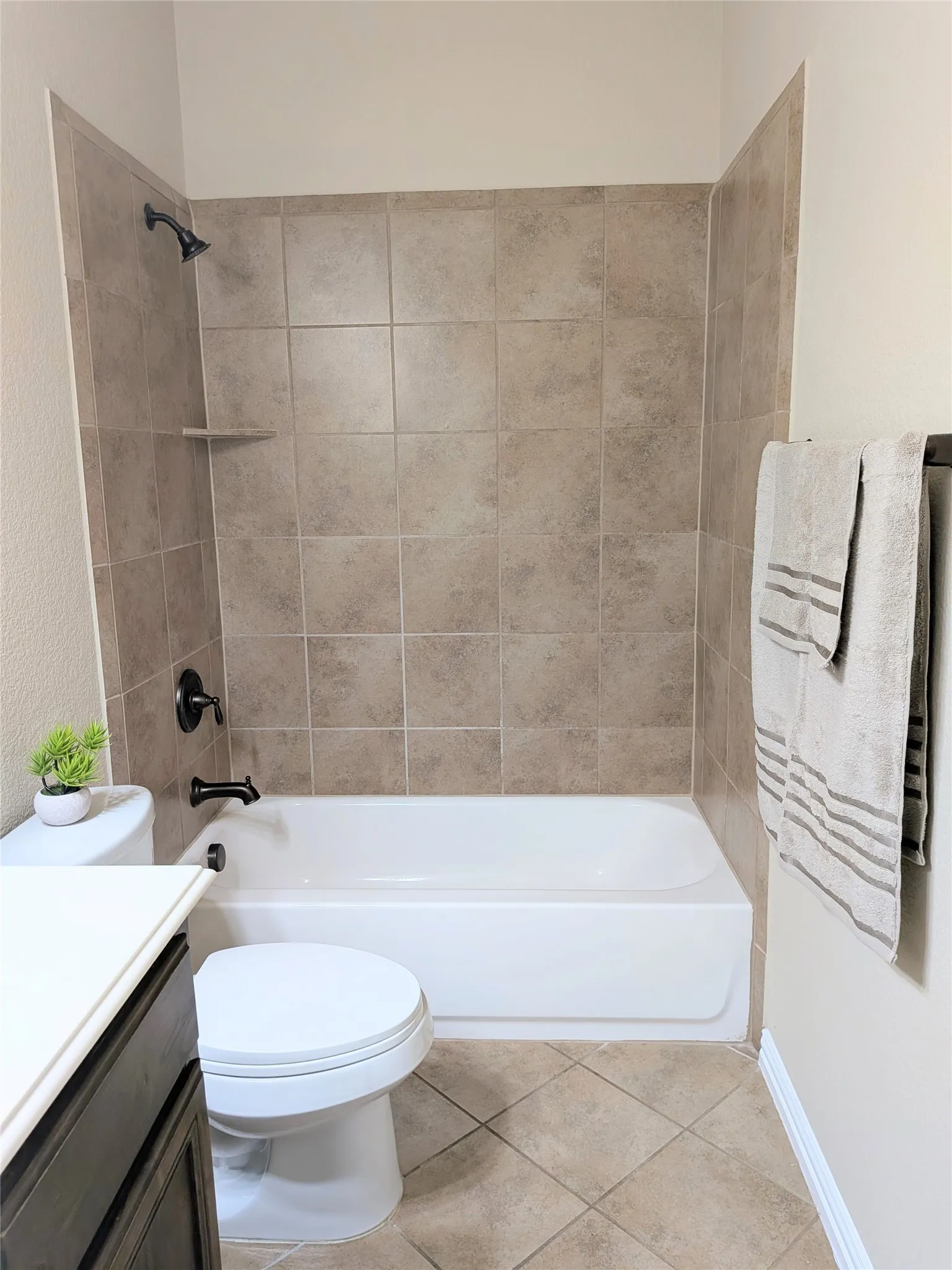 Single Family Residence For Sale in Ellis County , 408 Valley Ridge Drive, Red Oak, Texas 75154, 3 Bedroom, 2 Bathroom, 2 Garage spaces, 2,155 Sqft, built in 2013, mls#21379407, Real Estate Agent in Red Oak, Homes For Sale in Ellis county, Homes For Sale in Red Oak, Realtor in Red Oak Texas, Real Estate Brokerage Independent Realty Texas, Luminita Cordes Realtor