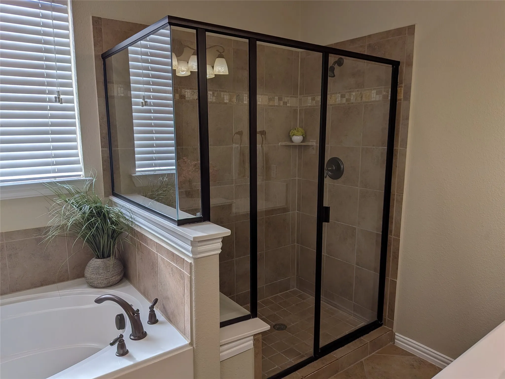 Single Family Residence For Sale in Ellis County , 408 Valley Ridge Drive, Red Oak, Texas 75154, 3 Bedroom, 2 Bathroom, 2 Garage spaces, 2,155 Sqft, built in 2013, mls#21379407, Real Estate Agent in Red Oak, Homes For Sale in Ellis county, Homes For Sale in Red Oak, Realtor in Red Oak Texas, Real Estate Brokerage Independent Realty Texas, Luminita Cordes Realtor