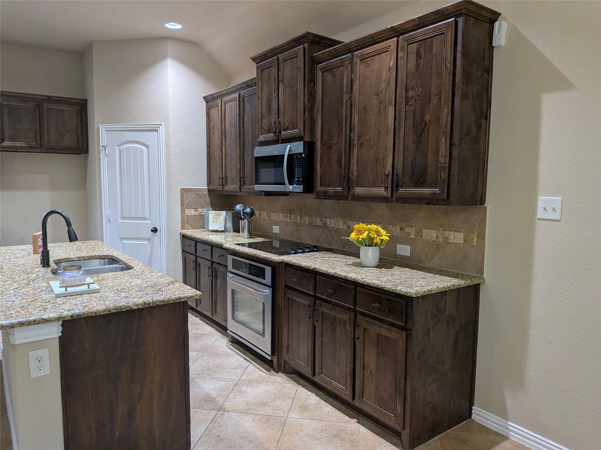 Single Family Residence For Sale in Ellis County , 408 Valley Ridge Drive, Red Oak, Texas 75154, 3 Bedroom, 2 Bathroom, 2 Garage spaces, 2,155 Sqft, built in 2013, mls#21379407, Real Estate Agent in Red Oak, Homes For Sale in Ellis county, Homes For Sale in Red Oak, Realtor in Red Oak Texas, Real Estate Brokerage Independent Realty Texas, Luminita Cordes Realtor