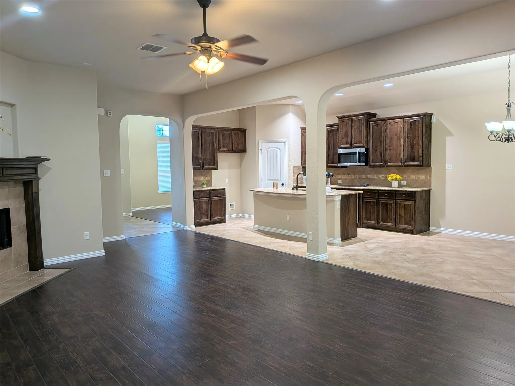 Single Family Residence For Sale in Ellis County , 408 Valley Ridge Drive, Red Oak, Texas 75154, 3 Bedroom, 2 Bathroom, 2 Garage spaces, 2,155 Sqft, built in 2013, mls#21379407, Real Estate Agent in Red Oak, Homes For Sale in Ellis county, Homes For Sale in Red Oak, Realtor in Red Oak Texas, Real Estate Brokerage Independent Realty Texas, Luminita Cordes Realtor