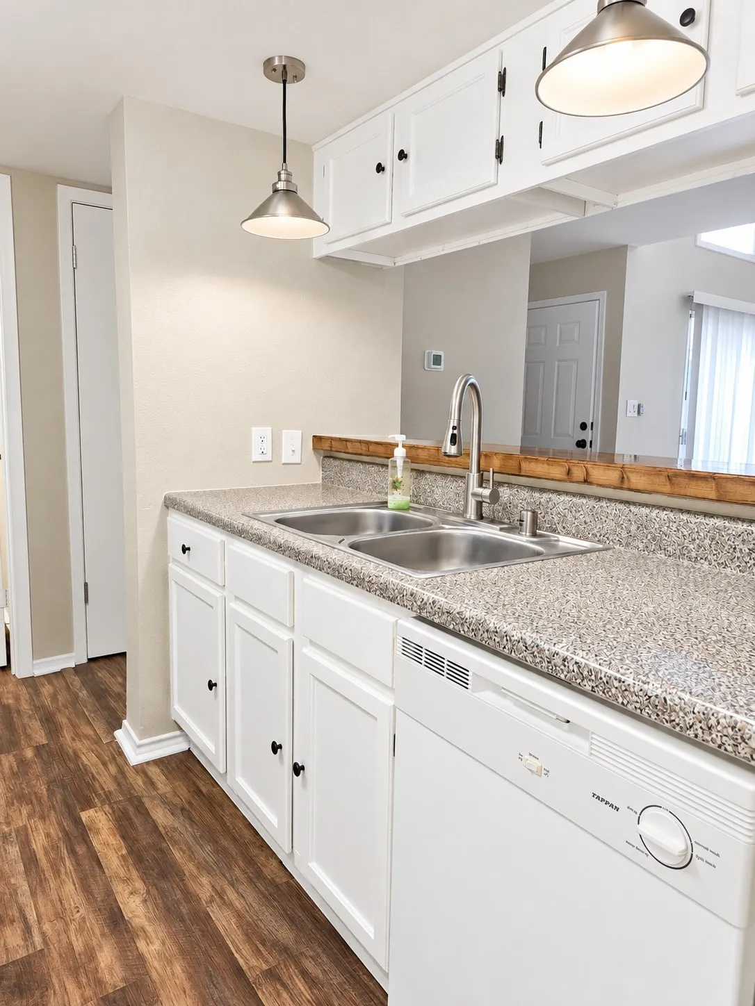 Condominium For Sale in Dallas County , 4653 Country Creek Drive 1124, Dallas, Texas 75236, 2 Bedroom, 2 Bathroom, Garage spaces, 1,046 Sqft, built in 1974, mls#21379387, Real Estate Agent in Dallas, Homes For Sale in Dallas county, Homes For Sale in Dallas, Realtor in Dallas Texas, Real Estate Brokerage Independent Realty Texas, Luminita Cordes Realtor