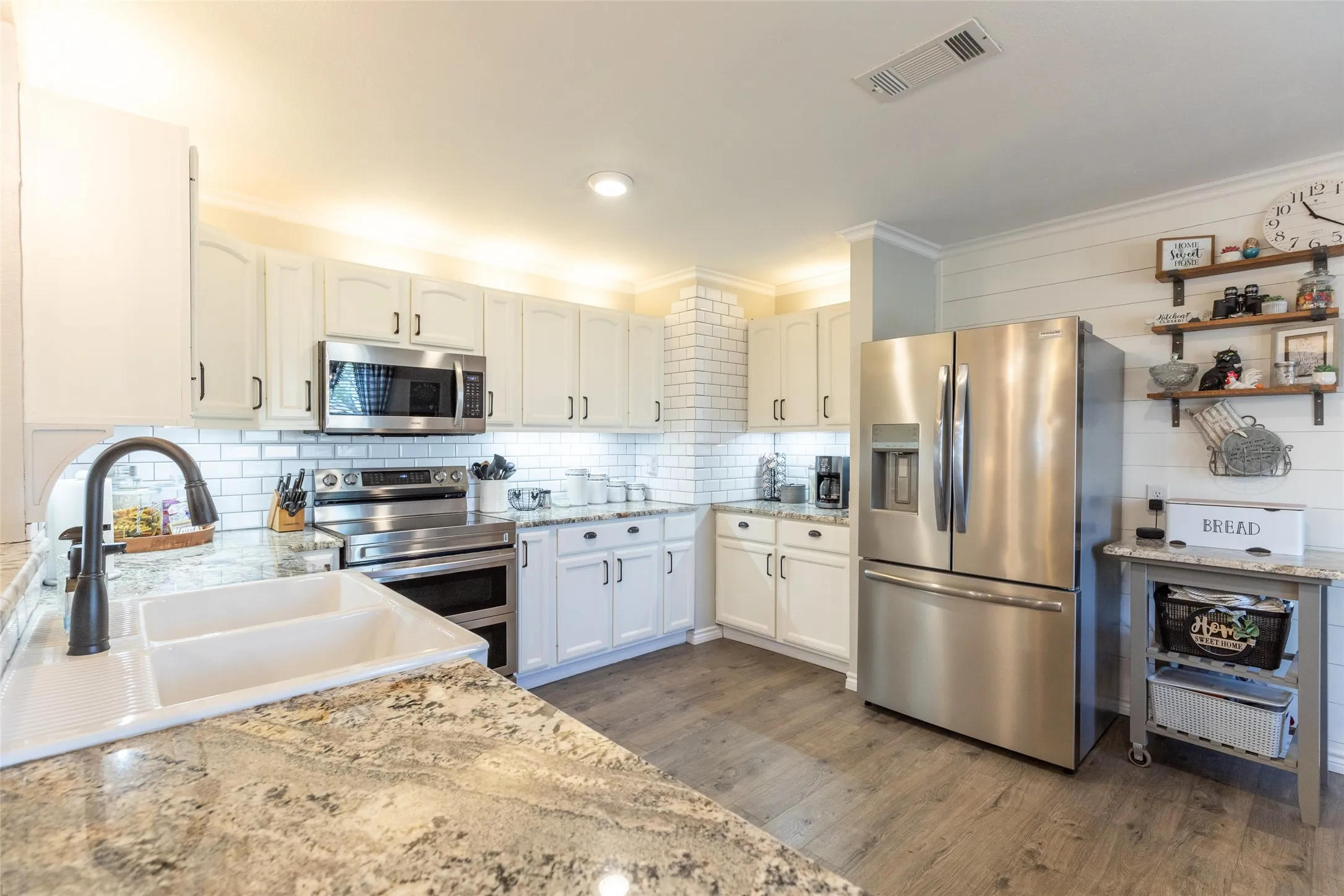 Single Family Residence For Sale in Taylor County , 390 Mesquite Lane, Abilene, Texas 79601, 4 Bedroom, 2 Bathroom, 3 Garage spaces, 2,202 Sqft, built in 1985, mls#21379295, Real Estate Agent in Abilene, Homes For Sale in Taylor county, Homes For Sale in Abilene, Realtor in Abilene Texas, Real Estate Brokerage Independent Realty Texas, Luminita Cordes Realtor