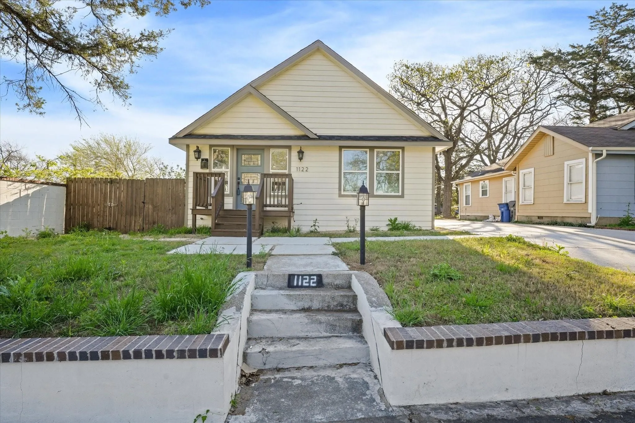 Single Family Residence For Rent in Dallas County , 1122 S Oak Cliff Boulevard, Dallas, Texas 75208, 3 Bedroom, 2 Bathroom, 1 Garage spaces, 1,107 Sqft, built in 1938, mls#21376842, Real Estate Agent in Dallas, Homes For Rent in Dallas county, Homes For Rent in Dallas, Realtor in Dallas Texas, Real Estate Brokerage Independent Realty Texas, Luminita Cordes Realtor