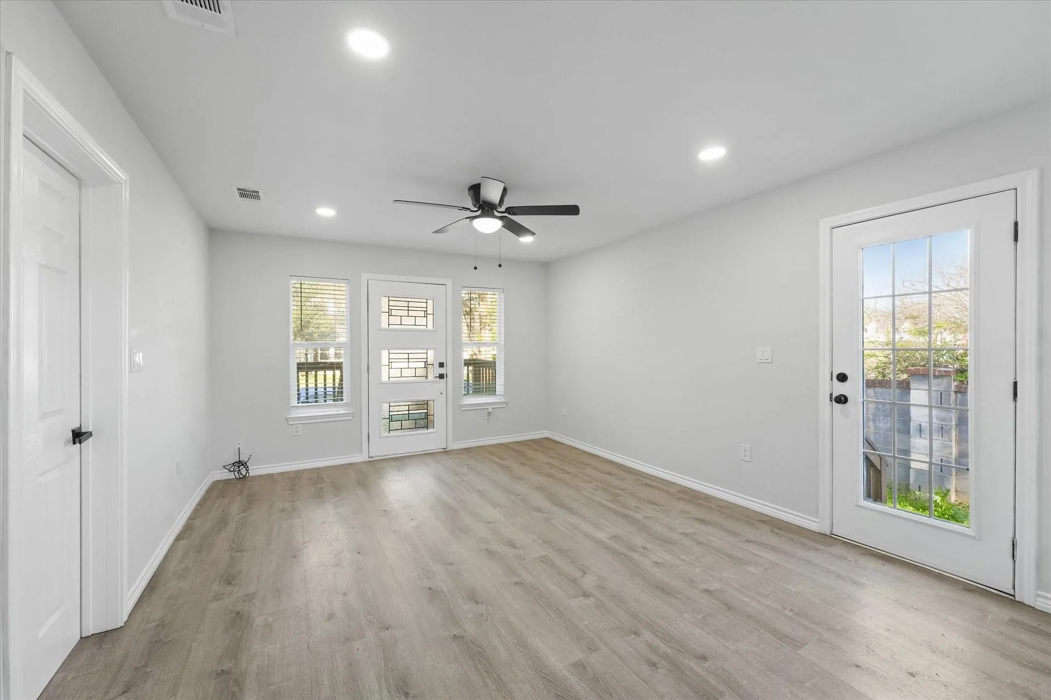 Single Family Residence For Rent in Dallas County , 1122 S Oak Cliff Boulevard, Dallas, Texas 75208, 3 Bedroom, 2 Bathroom, 1 Garage spaces, 1,107 Sqft, built in 1938, mls#21376842, Real Estate Agent in Dallas, Homes For Rent in Dallas county, Homes For Rent in Dallas, Realtor in Dallas Texas, Real Estate Brokerage Independent Realty Texas, Luminita Cordes Realtor