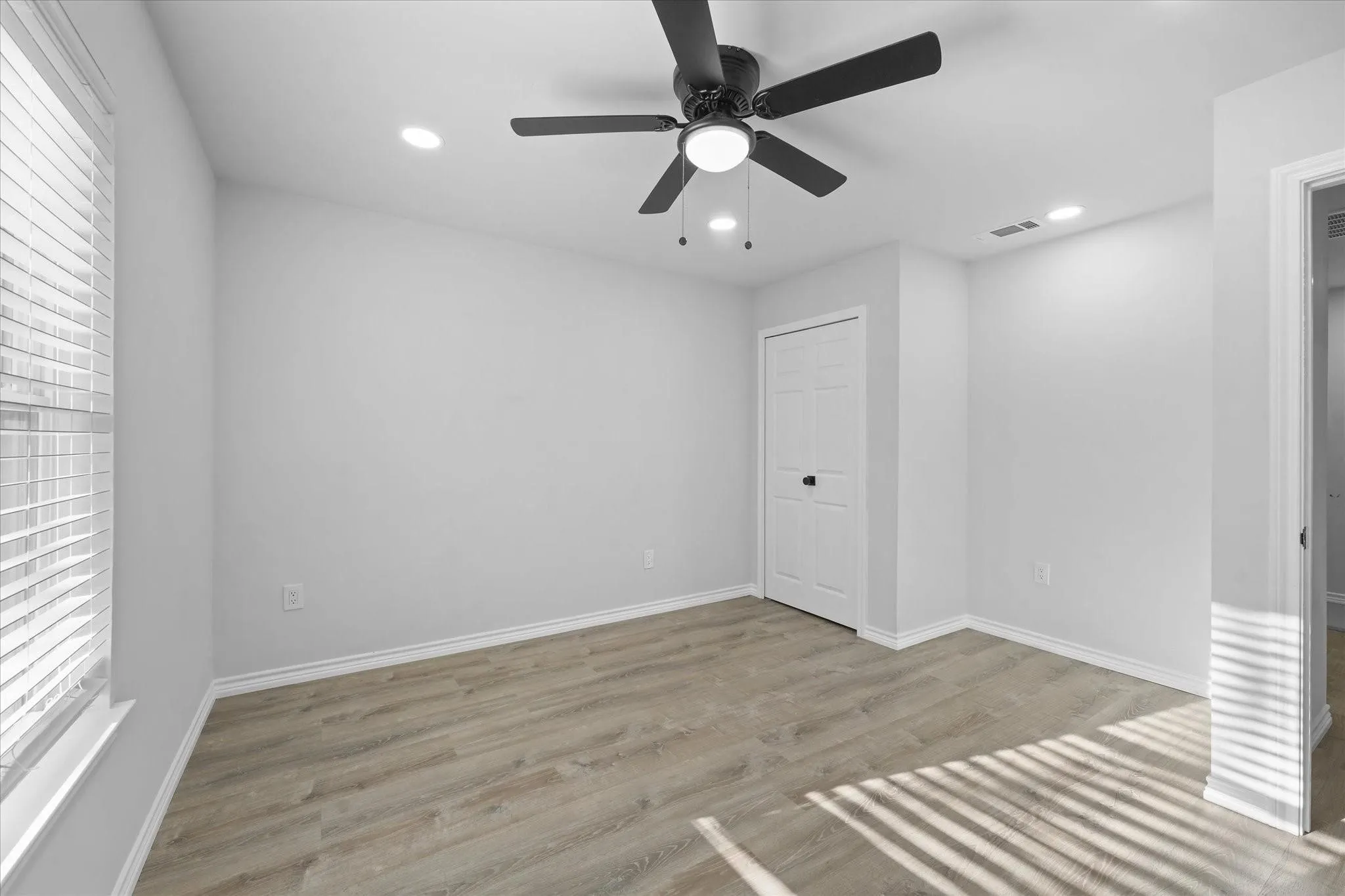 Single Family Residence For Rent in Dallas County , 1122 S Oak Cliff Boulevard, Dallas, Texas 75208, 3 Bedroom, 2 Bathroom, 1 Garage spaces, 1,107 Sqft, built in 1938, mls#21376842, Real Estate Agent in Dallas, Homes For Rent in Dallas county, Homes For Rent in Dallas, Realtor in Dallas Texas, Real Estate Brokerage Independent Realty Texas, Luminita Cordes Realtor