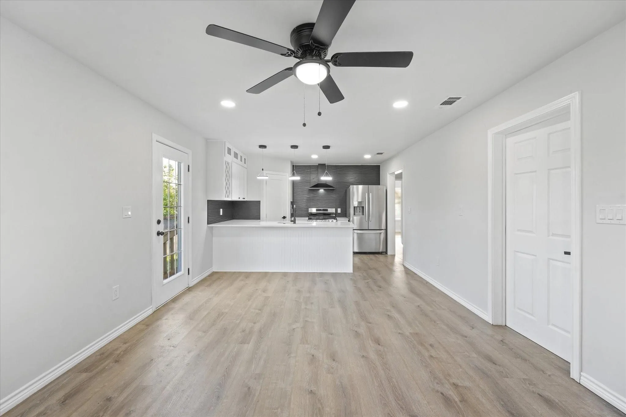 Single Family Residence For Rent in Dallas County , 1122 S Oak Cliff Boulevard, Dallas, Texas 75208, 3 Bedroom, 2 Bathroom, 1 Garage spaces, 1,107 Sqft, built in 1938, mls#21376842, Real Estate Agent in Dallas, Homes For Rent in Dallas county, Homes For Rent in Dallas, Realtor in Dallas Texas, Real Estate Brokerage Independent Realty Texas, Luminita Cordes Realtor