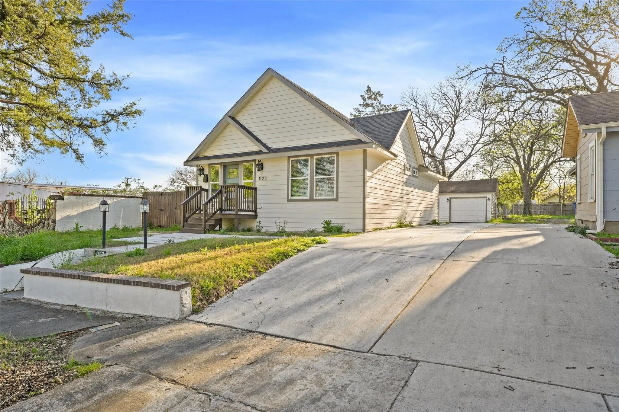 Single Family Residence For Rent in Dallas County , 1122 S Oak Cliff Boulevard, Dallas, Texas 75208, 3 Bedroom, 2 Bathroom, 1 Garage spaces, 1,107 Sqft, built in 1938, mls#21376842, Real Estate Agent in Dallas, Homes For Rent in Dallas county, Homes For Rent in Dallas, Realtor in Dallas Texas, Real Estate Brokerage Independent Realty Texas, Luminita Cordes Realtor