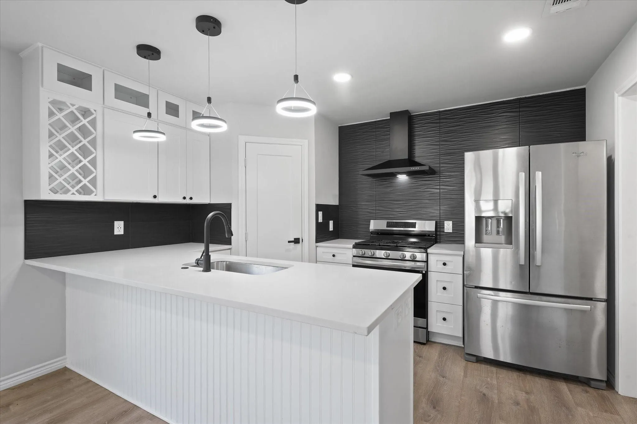 Single Family Residence For Rent in Dallas County , 1122 S Oak Cliff Boulevard, Dallas, Texas 75208, 3 Bedroom, 2 Bathroom, 1 Garage spaces, 1,107 Sqft, built in 1938, mls#21376842, Real Estate Agent in Dallas, Homes For Rent in Dallas county, Homes For Rent in Dallas, Realtor in Dallas Texas, Real Estate Brokerage Independent Realty Texas, Luminita Cordes Realtor