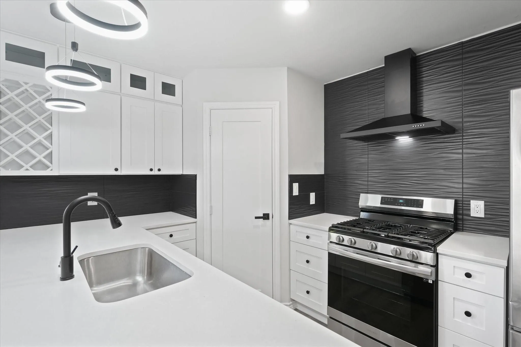 Single Family Residence For Rent in Dallas County , 1122 S Oak Cliff Boulevard, Dallas, Texas 75208, 3 Bedroom, 2 Bathroom, 1 Garage spaces, 1,107 Sqft, built in 1938, mls#21376842, Real Estate Agent in Dallas, Homes For Rent in Dallas county, Homes For Rent in Dallas, Realtor in Dallas Texas, Real Estate Brokerage Independent Realty Texas, Luminita Cordes Realtor