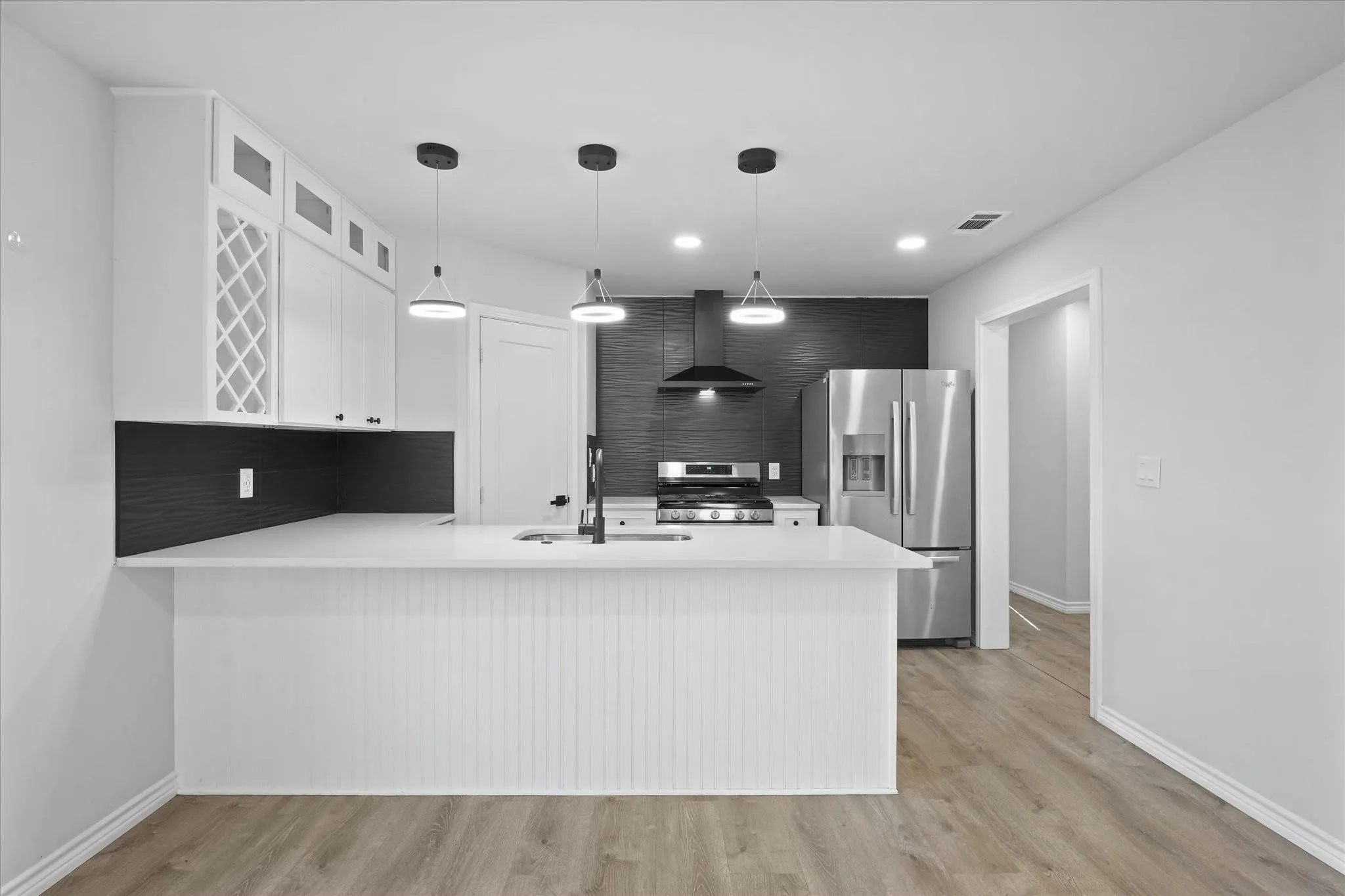 Single Family Residence For Rent in Dallas County , 1122 S Oak Cliff Boulevard, Dallas, Texas 75208, 3 Bedroom, 2 Bathroom, 1 Garage spaces, 1,107 Sqft, built in 1938, mls#21376842, Real Estate Agent in Dallas, Homes For Rent in Dallas county, Homes For Rent in Dallas, Realtor in Dallas Texas, Real Estate Brokerage Independent Realty Texas, Luminita Cordes Realtor