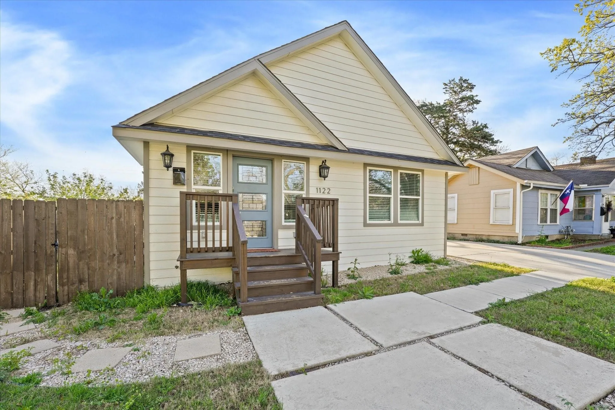 Single Family Residence For Rent in Dallas County , 1122 S Oak Cliff Boulevard, Dallas, Texas 75208, 3 Bedroom, 2 Bathroom, 1 Garage spaces, 1,107 Sqft, built in 1938, mls#21376842, Real Estate Agent in Dallas, Homes For Rent in Dallas county, Homes For Rent in Dallas, Realtor in Dallas Texas, Real Estate Brokerage Independent Realty Texas, Luminita Cordes Realtor